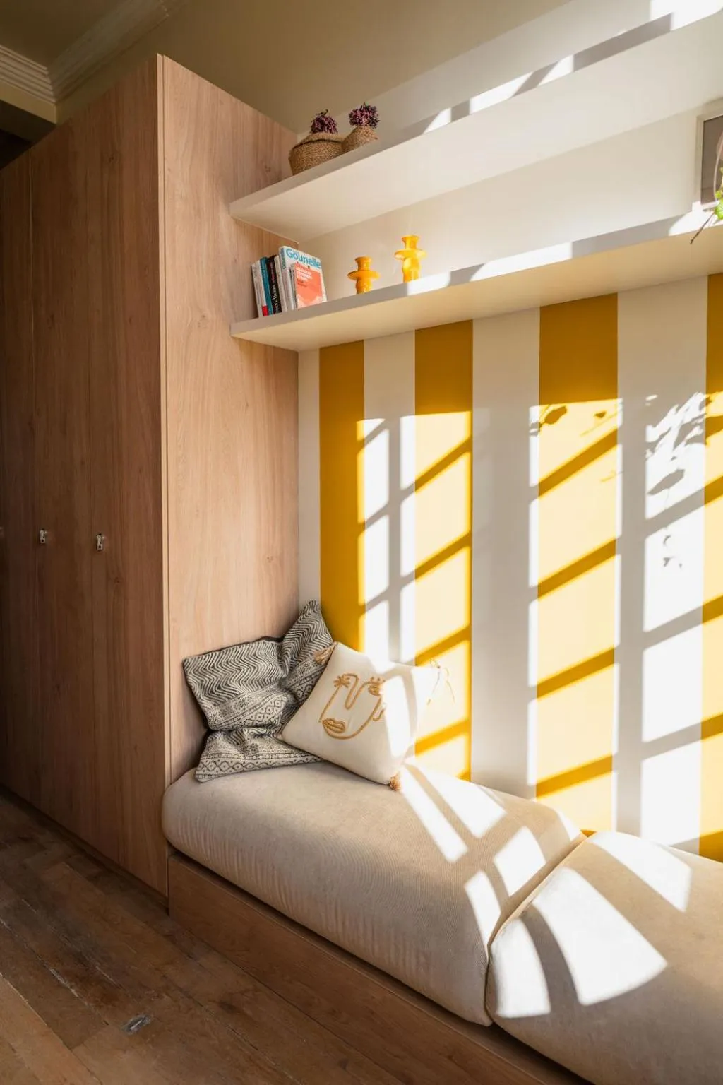 Seating area, Bed in CENTRAL Hostel La Rochelle Centre