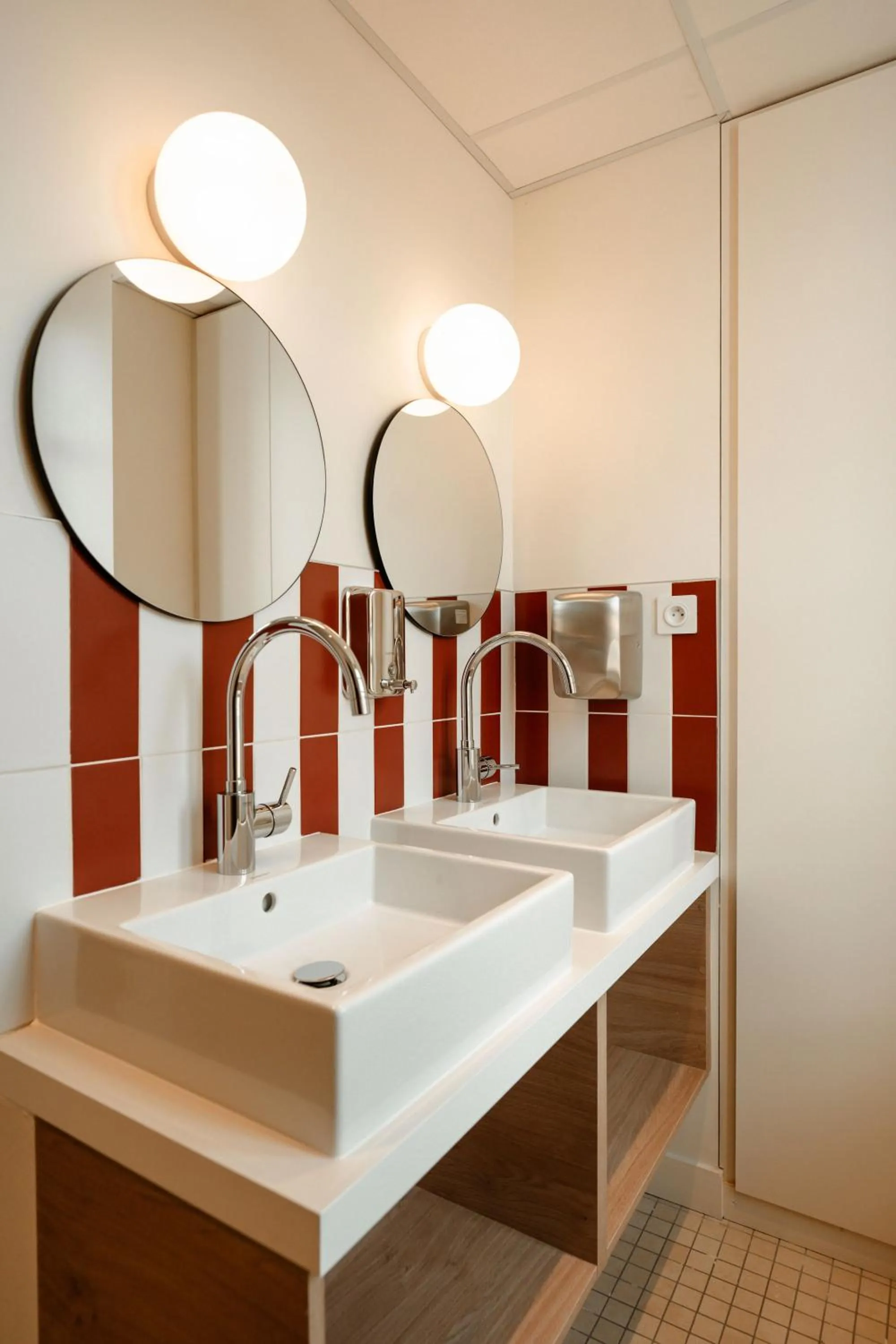 Bathroom in CENTRAL Hostel La Rochelle Centre