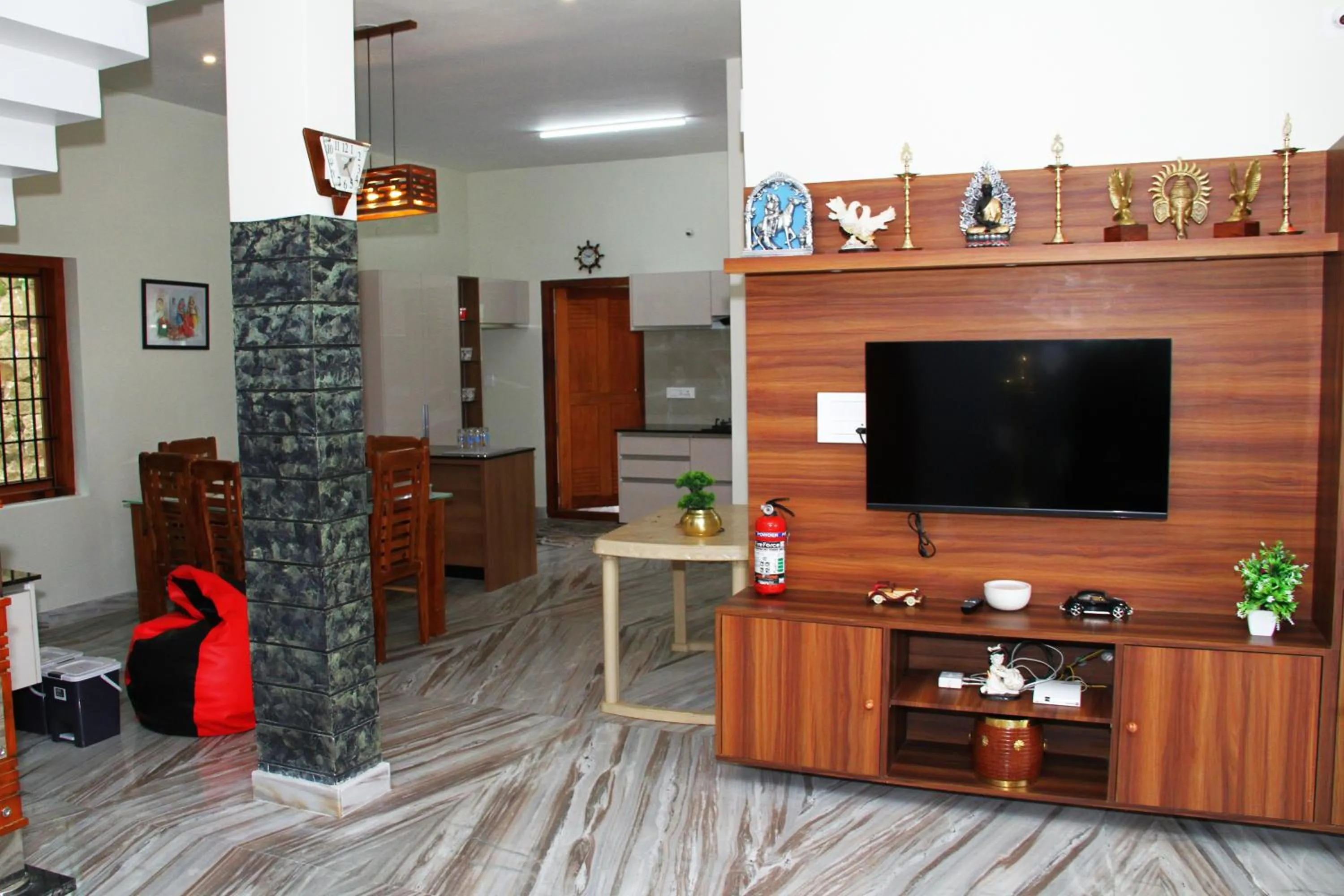 Communal lounge/ TV room in Airy Homestay Ooty by Lexstays