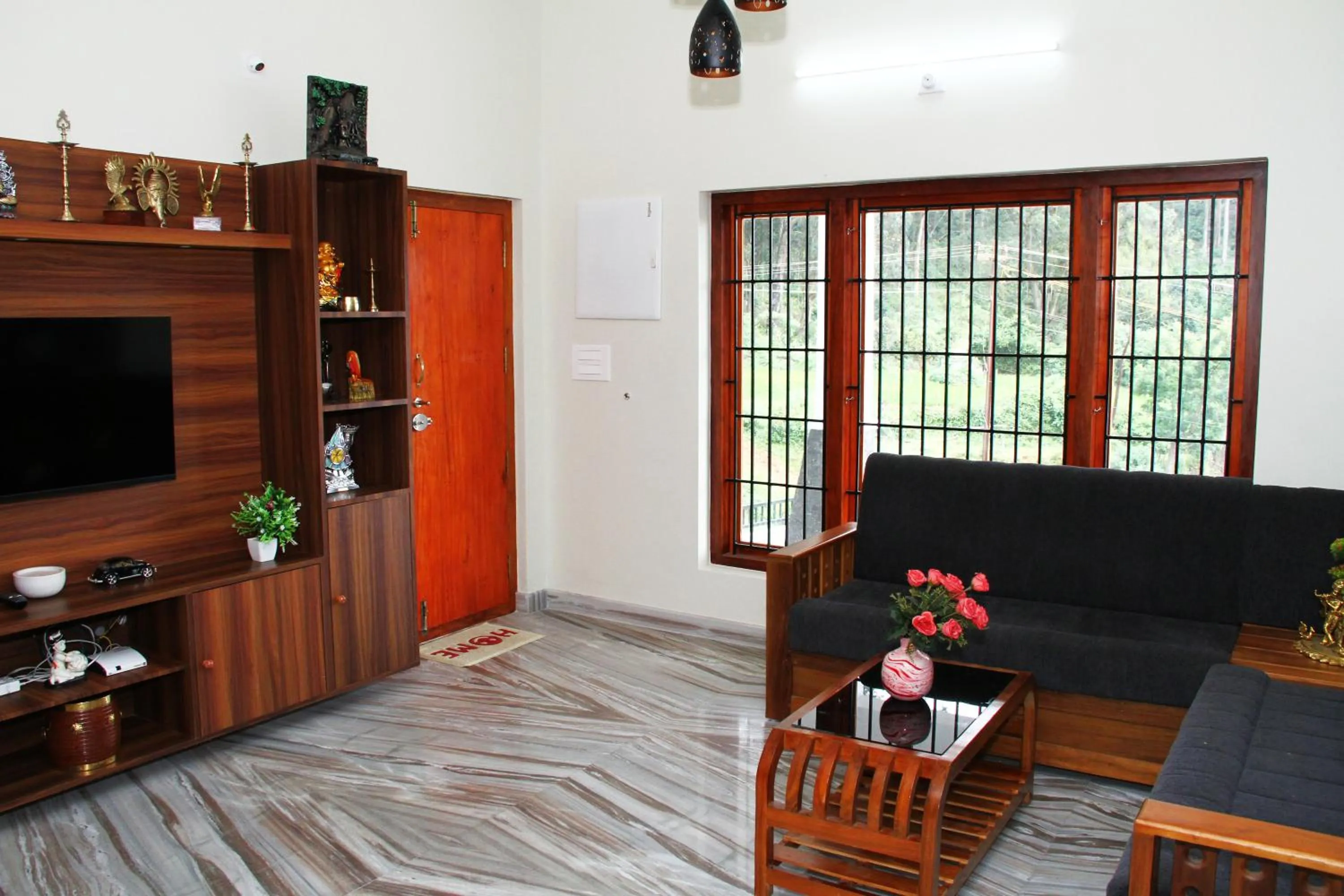 Communal lounge/ TV room in Airy Homestay Ooty by Lexstays