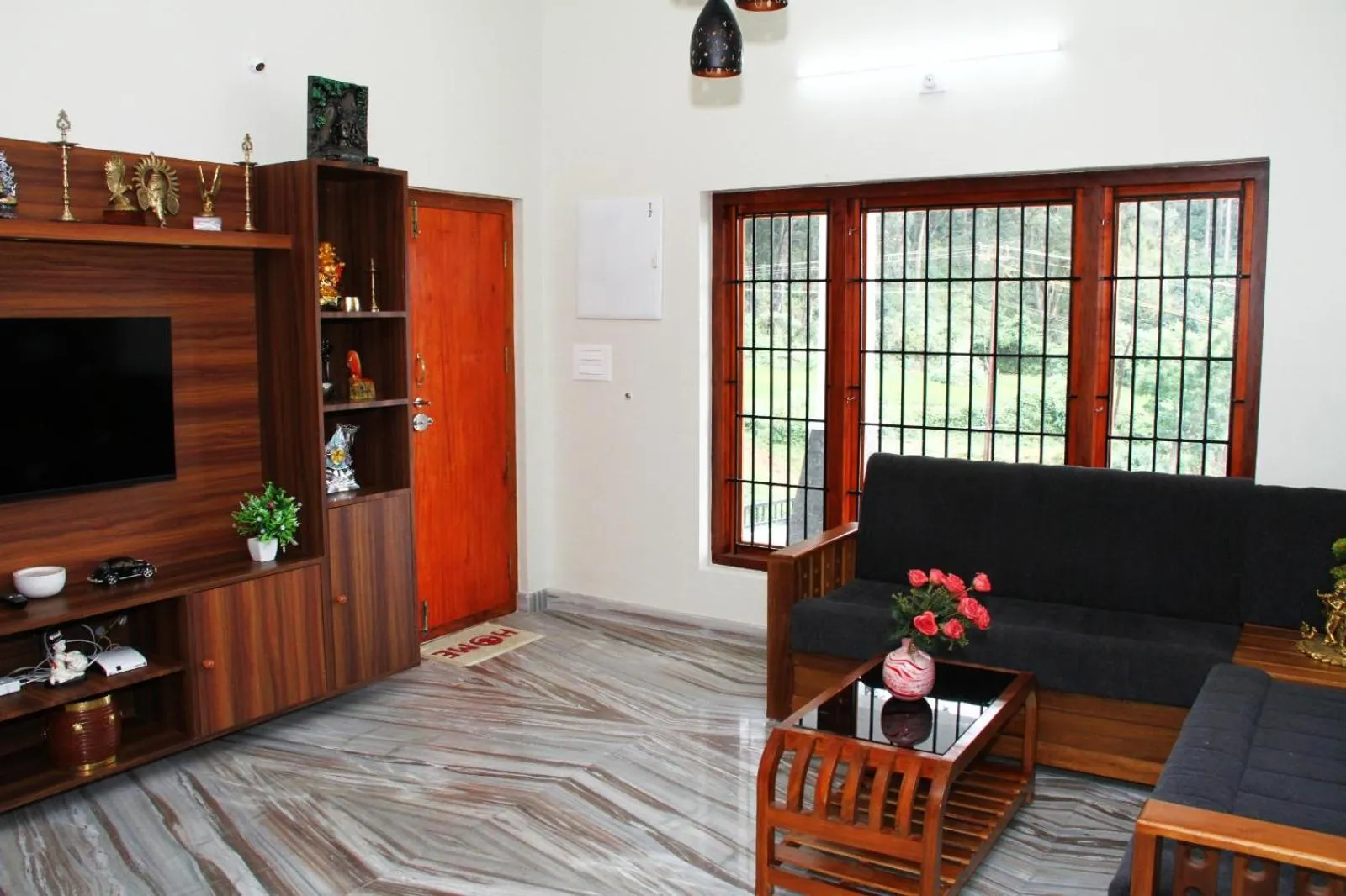 Communal lounge/ TV room in Airy Homestay Ooty by Lexstays