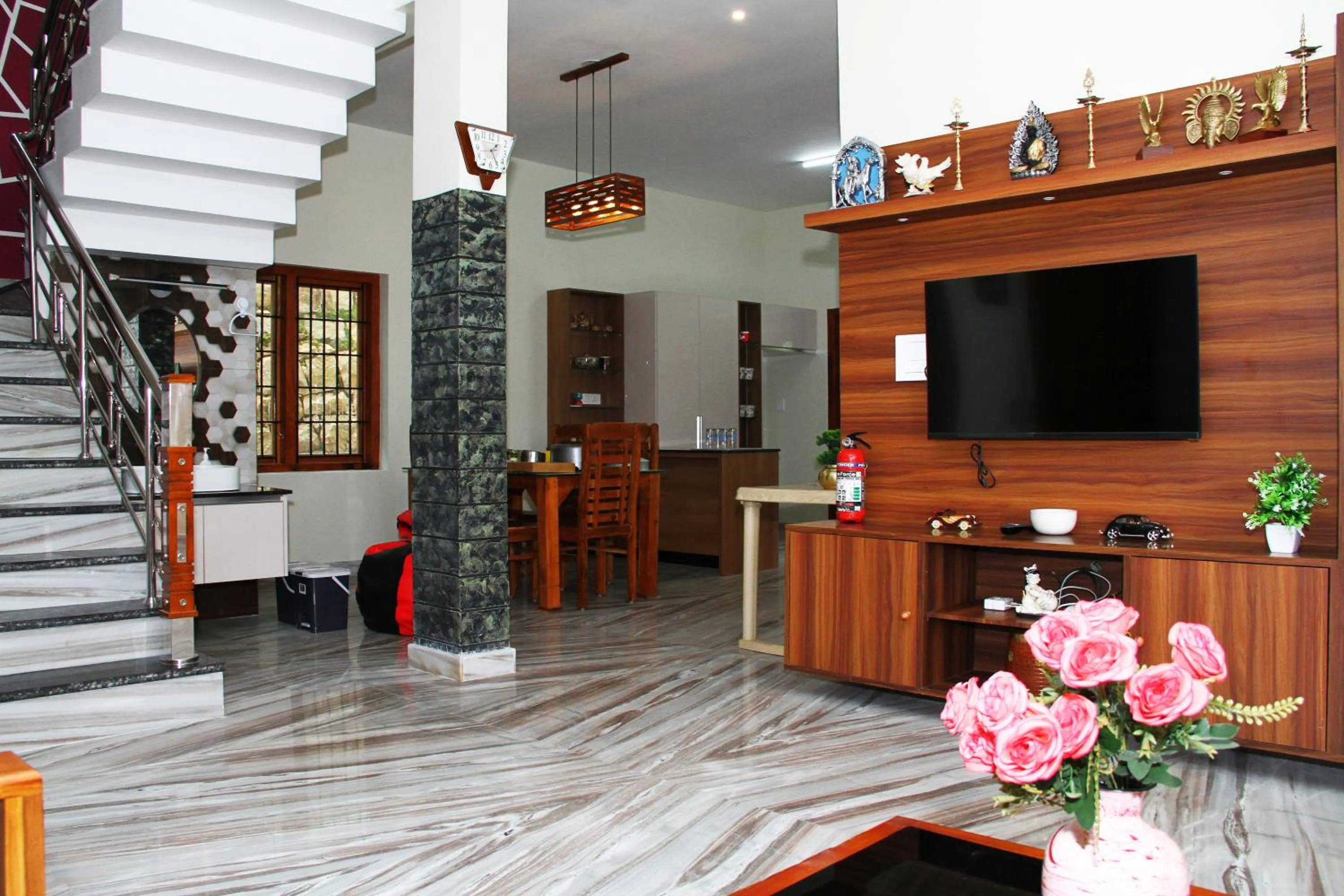 Communal lounge/ TV room in Airy Homestay Ooty by Lexstays