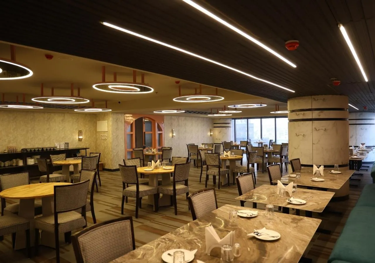 Restaurant/places to eat in All Starr Club