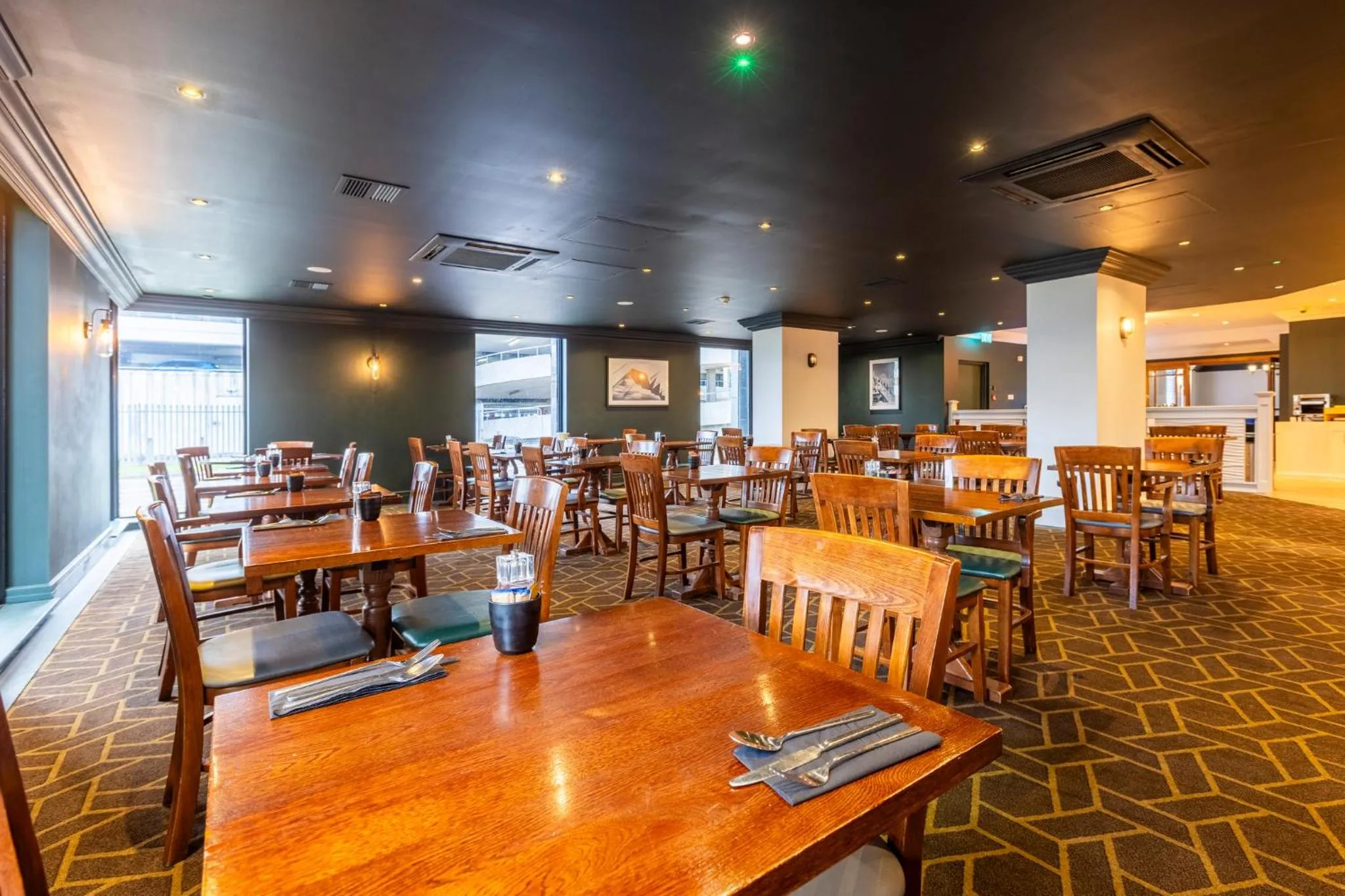Restaurant/places to eat in Holiday Inn - Glasgow Airport by IHG