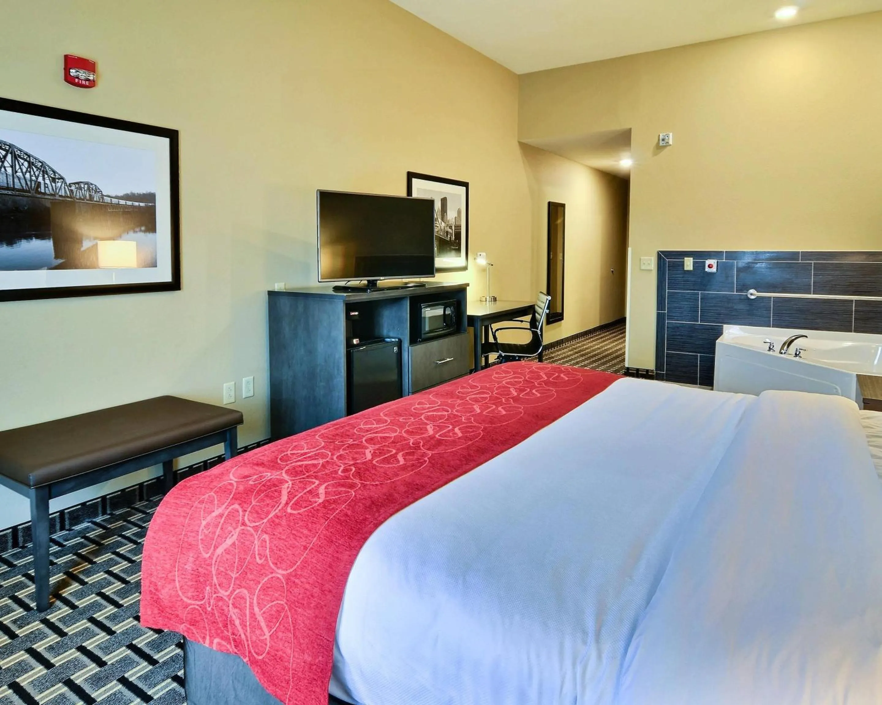 Bedroom, Bed in Comfort Suites Uniontown