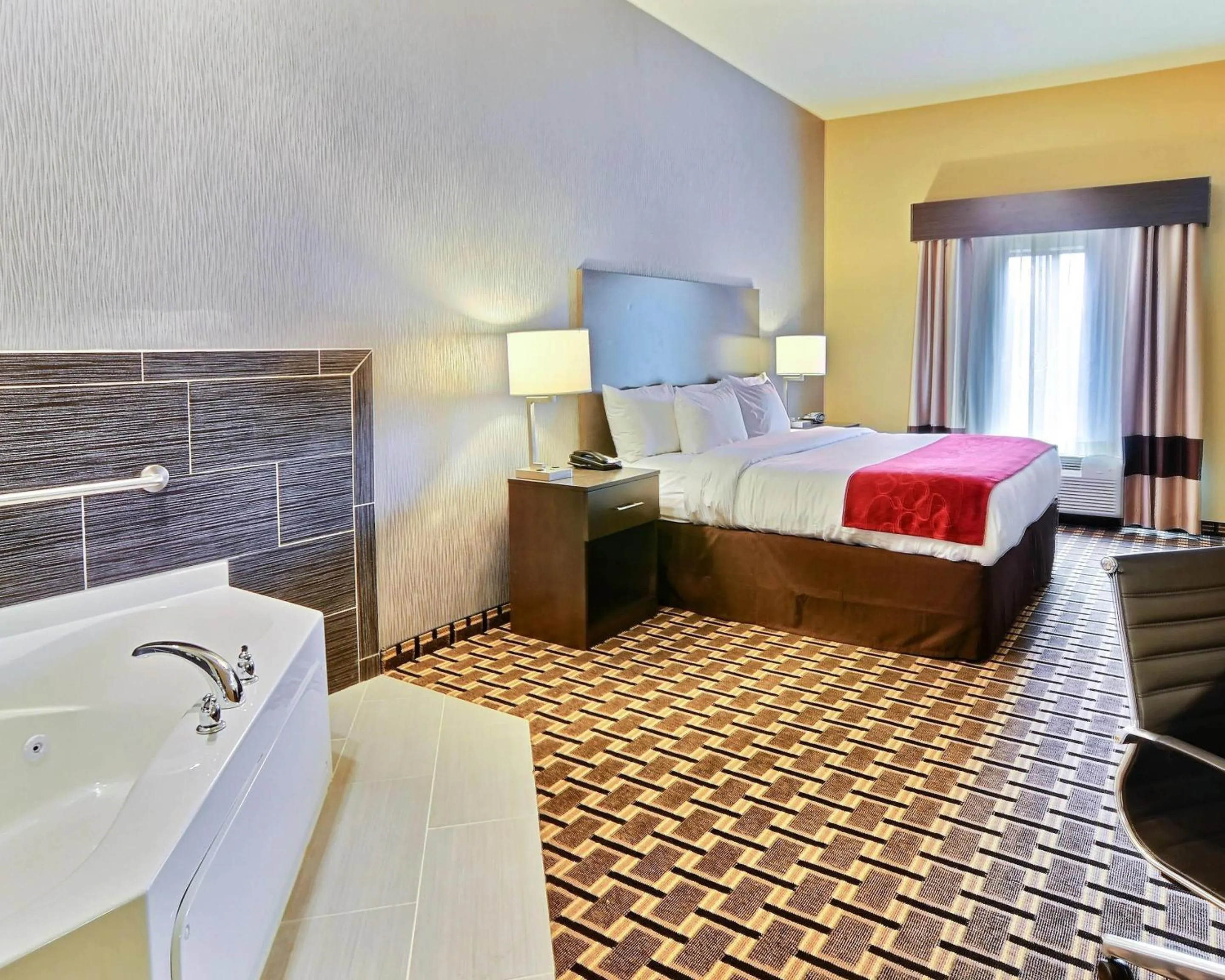 Bedroom, Bed in Comfort Suites Uniontown