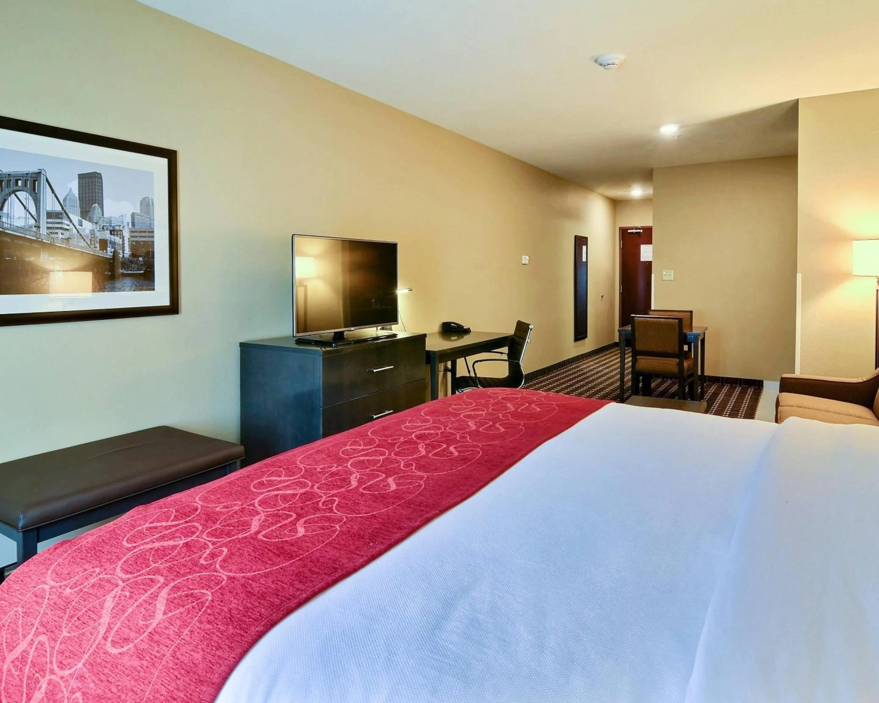 Bedroom, Bed in Comfort Suites Uniontown