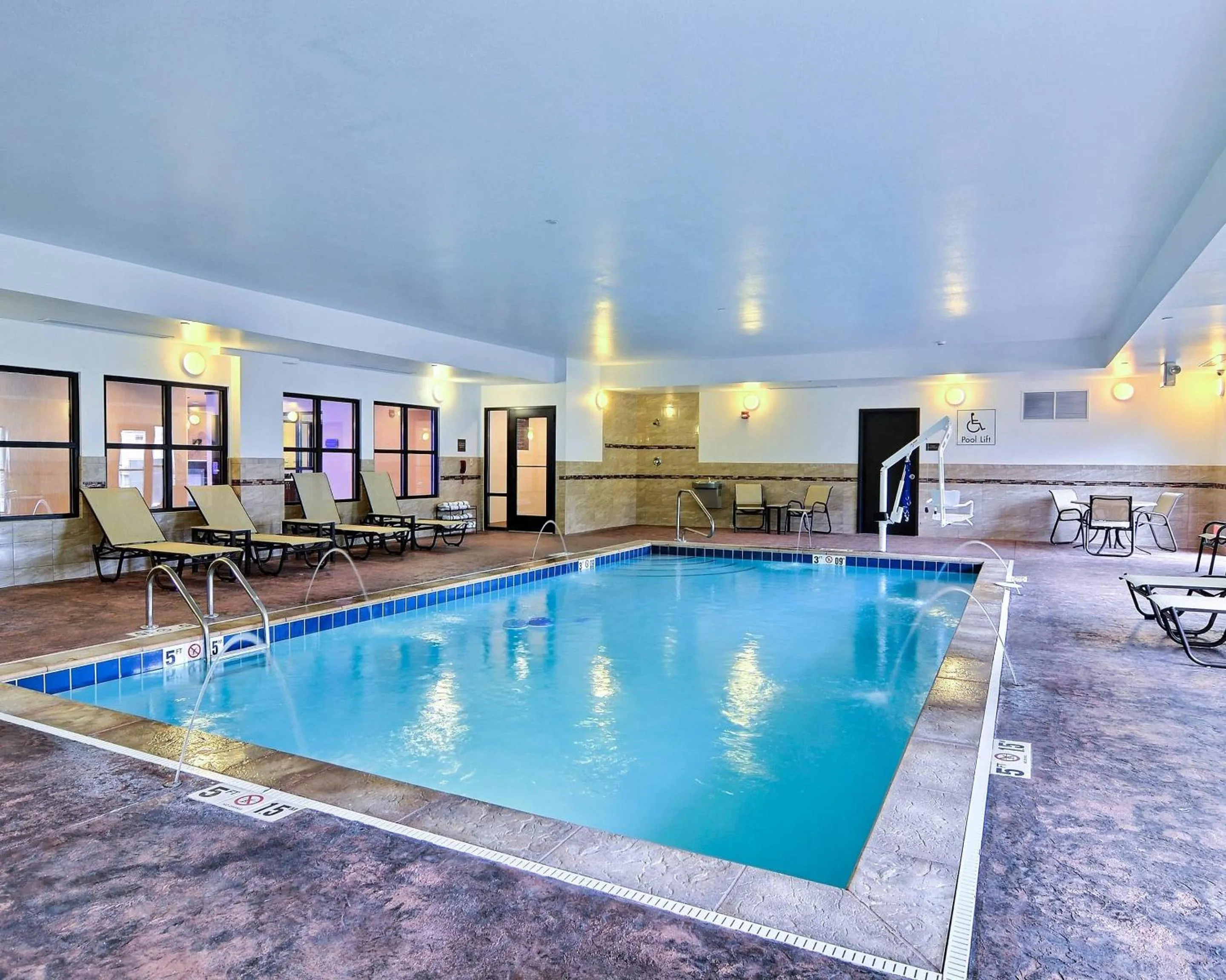 Swimming pool in Comfort Suites Uniontown