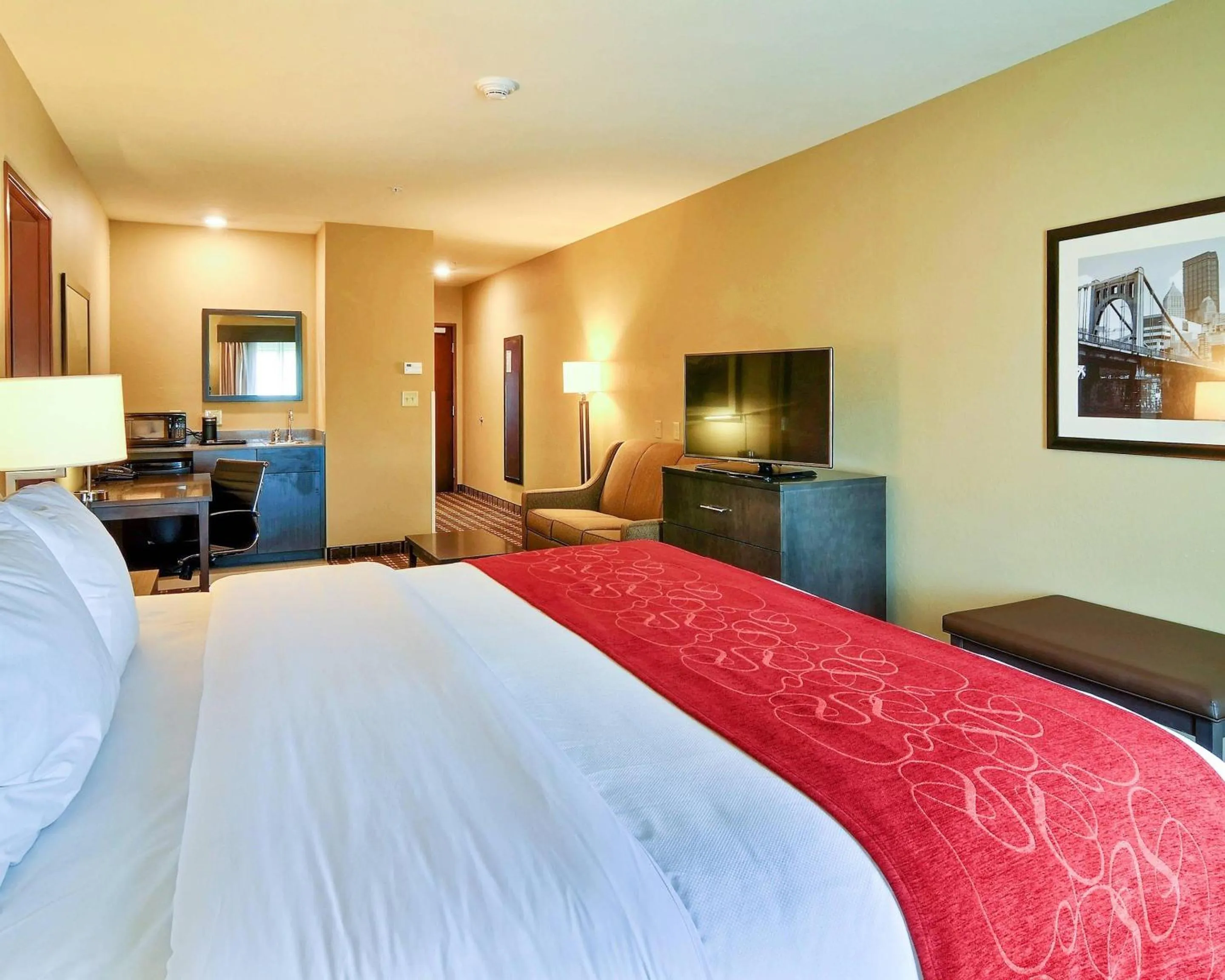 Bedroom, Bed in Comfort Suites Uniontown