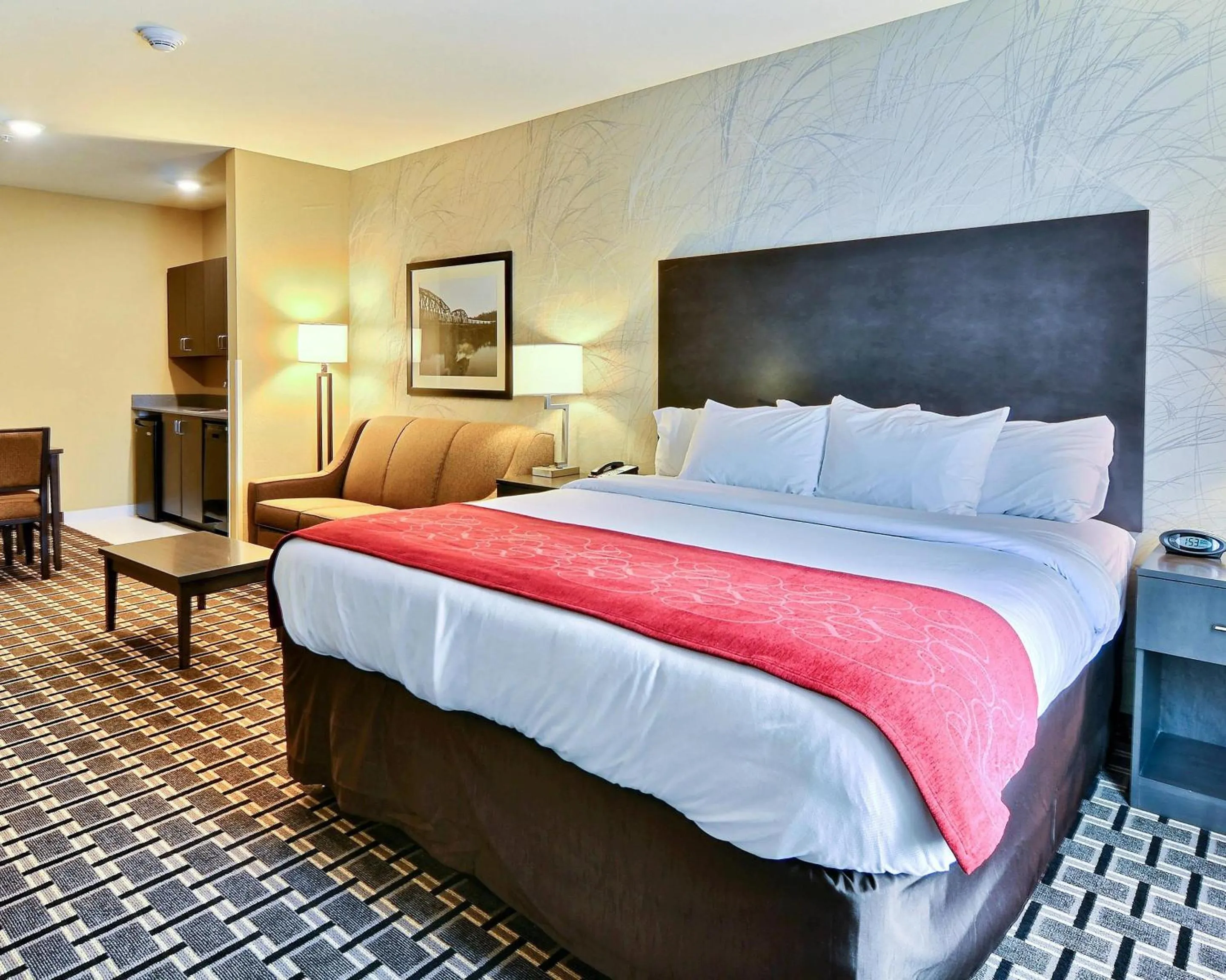 Bedroom, Bed in Comfort Suites Uniontown