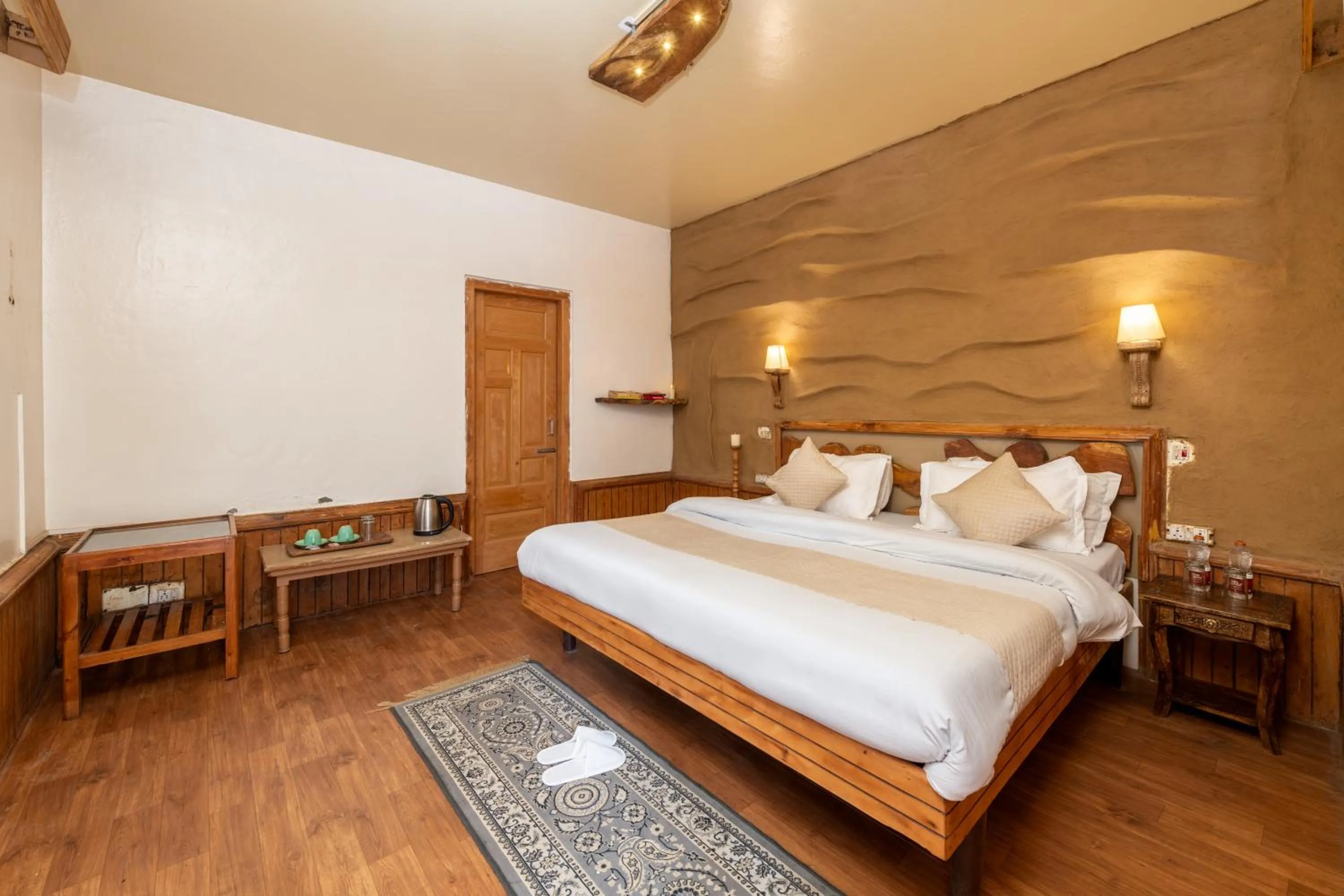 Bed in Beholden Stay & Cafe-Mountain View Boutique Stay in Old Manali