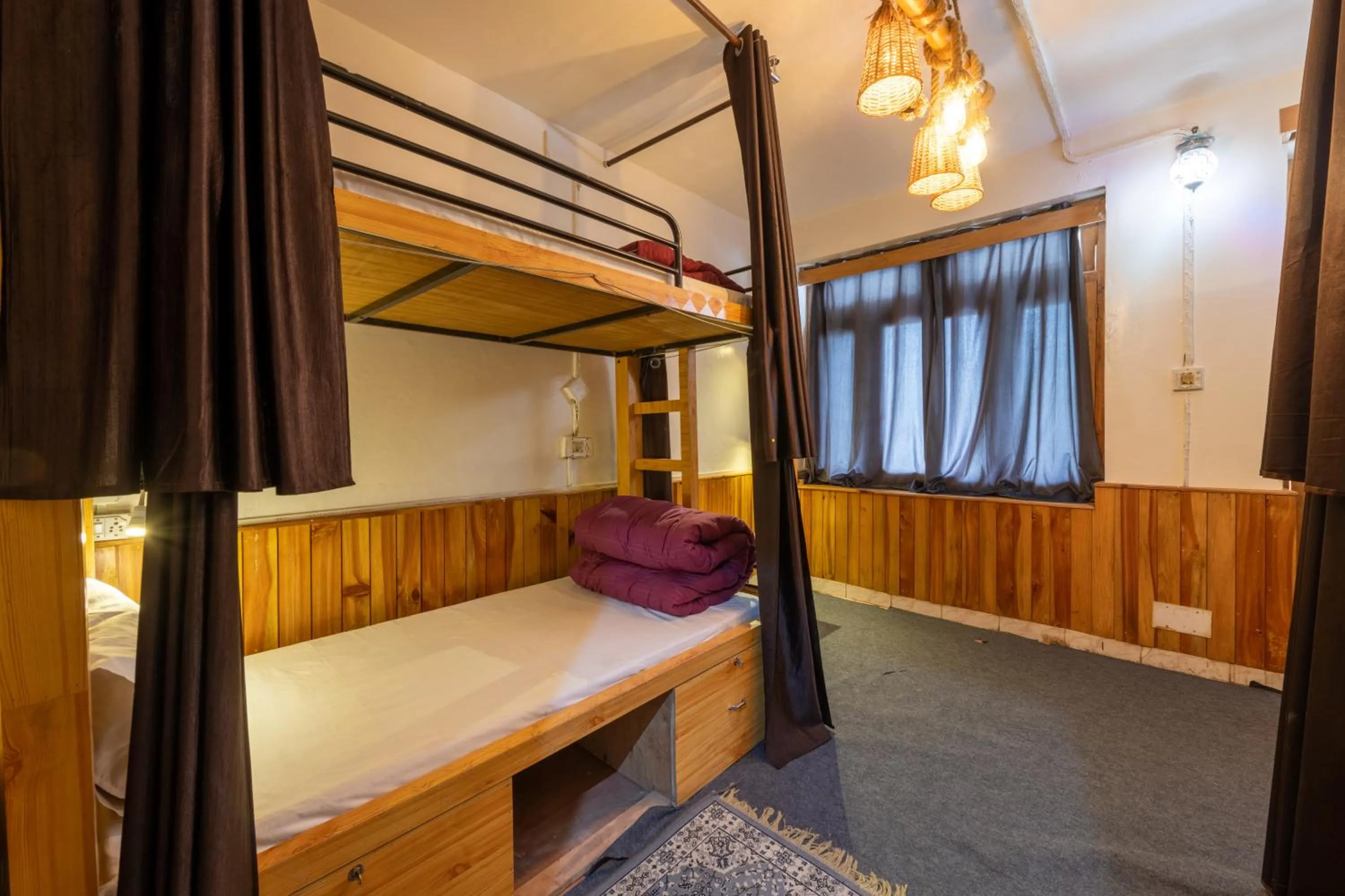 Bed in Beholden Stay & Cafe-Mountain View Boutique Stay in Old Manali