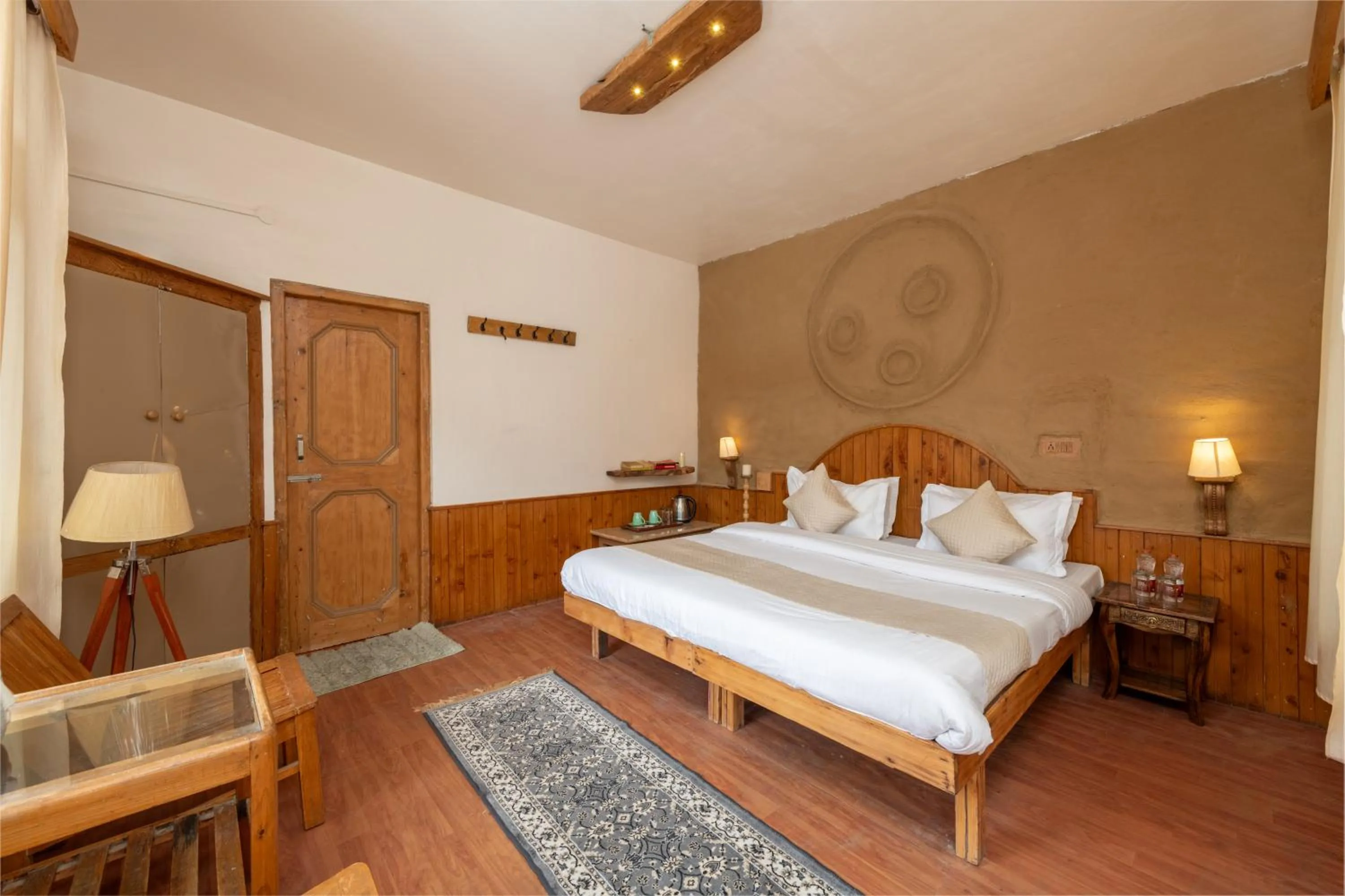 Property building, Bed in Beholden Stay & Cafe-Mountain View Boutique Stay in Old Manali