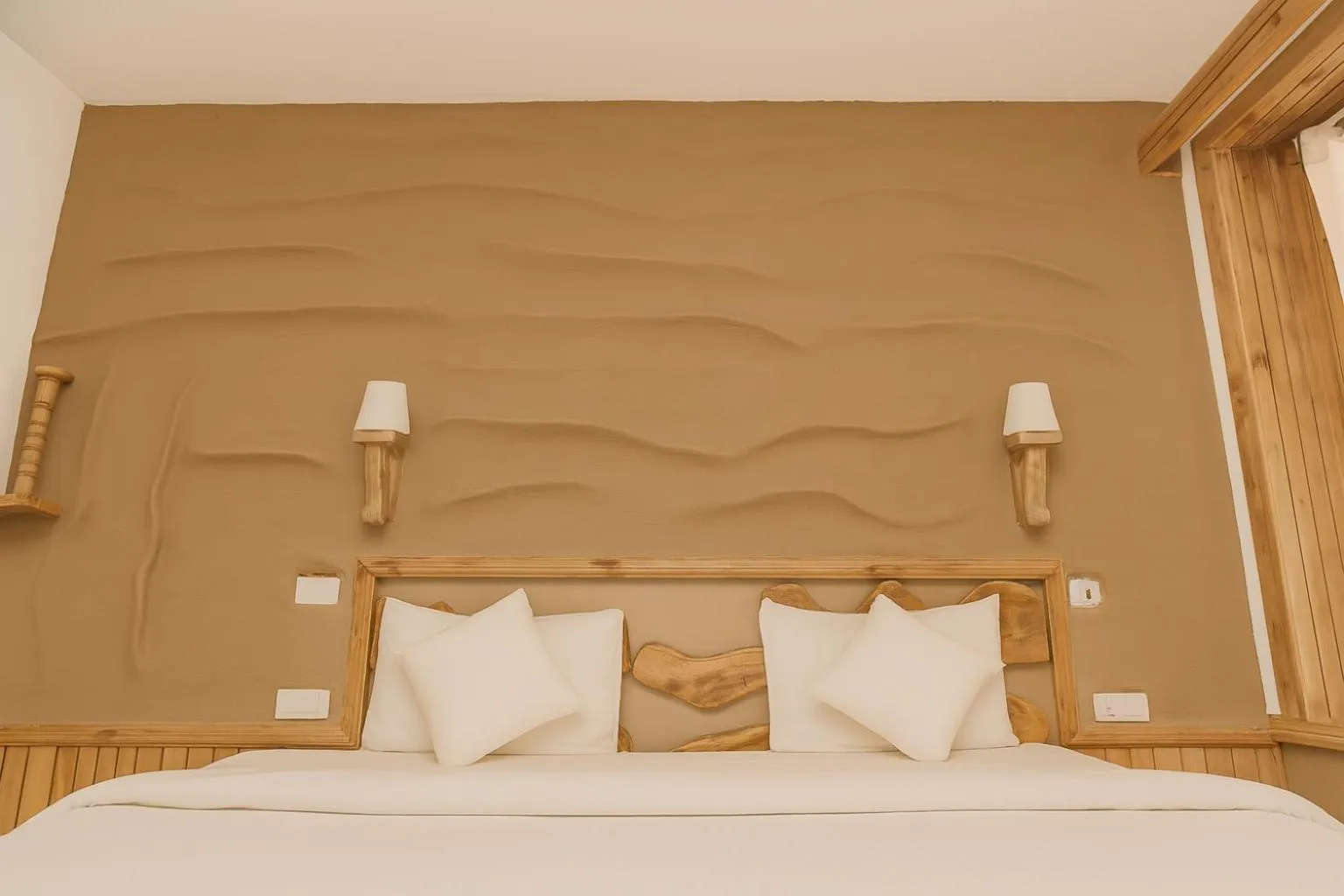 Bed in Beholden Stay And Cafe - A Luxury Boutique Hotel In Manali