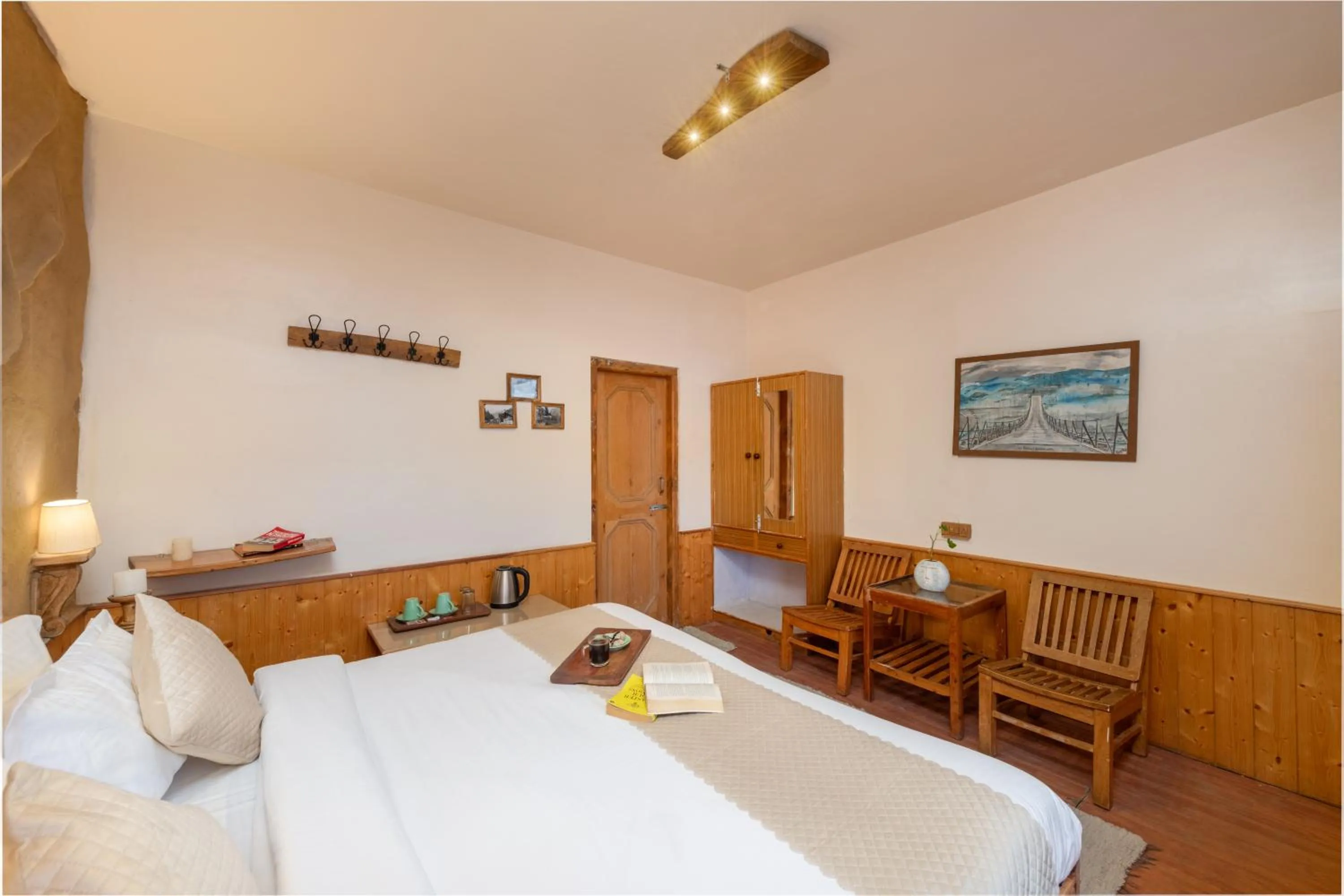 Bed in Beholden Stay & Cafe-Mountain View Boutique Stay in Old Manali