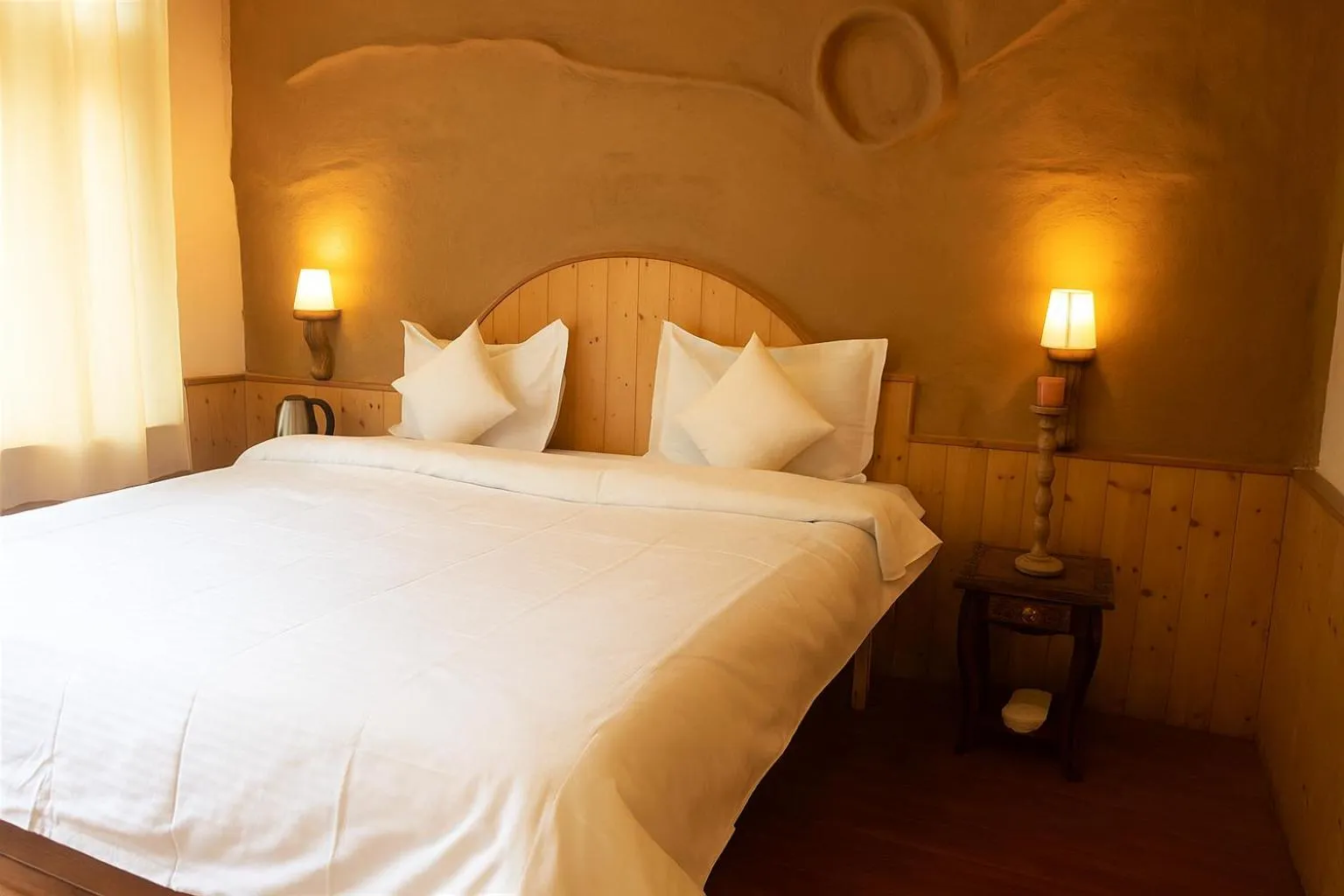 Bedroom, Bed in Beholden Stay And Cafe - A Luxury Boutique Hotel In Manali