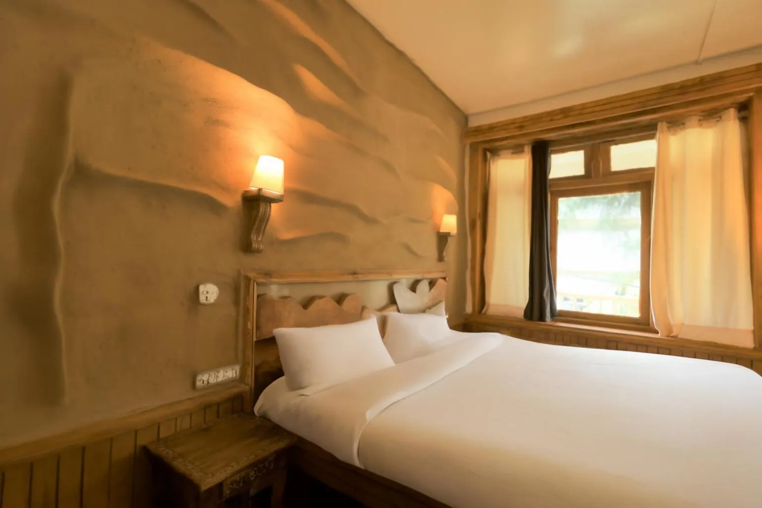 Bed in Beholden Stay And Cafe - A Luxury Boutique Hotel In Manali