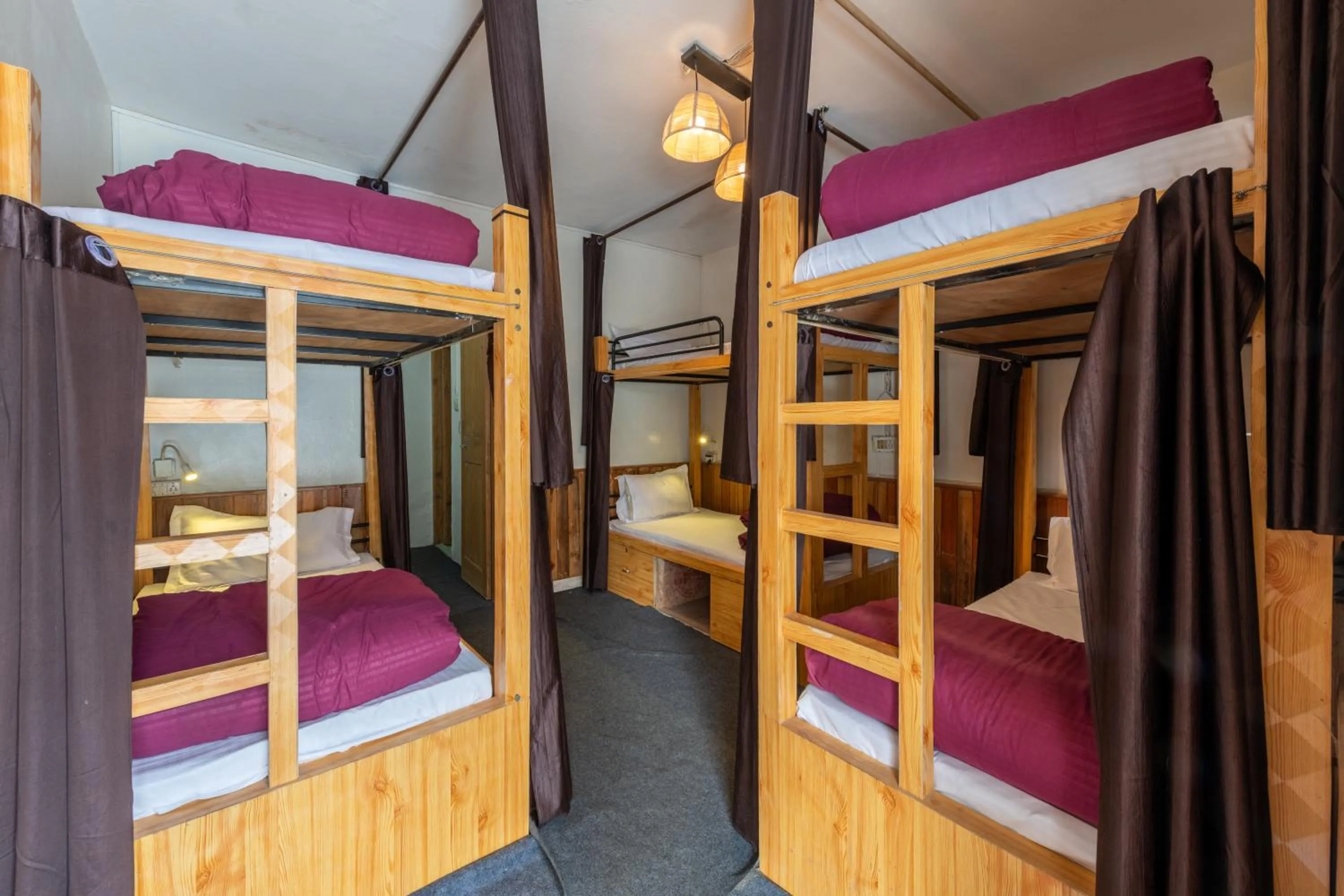 Bed in Beholden Stay & Cafe-Mountain View Boutique Stay in Old Manali