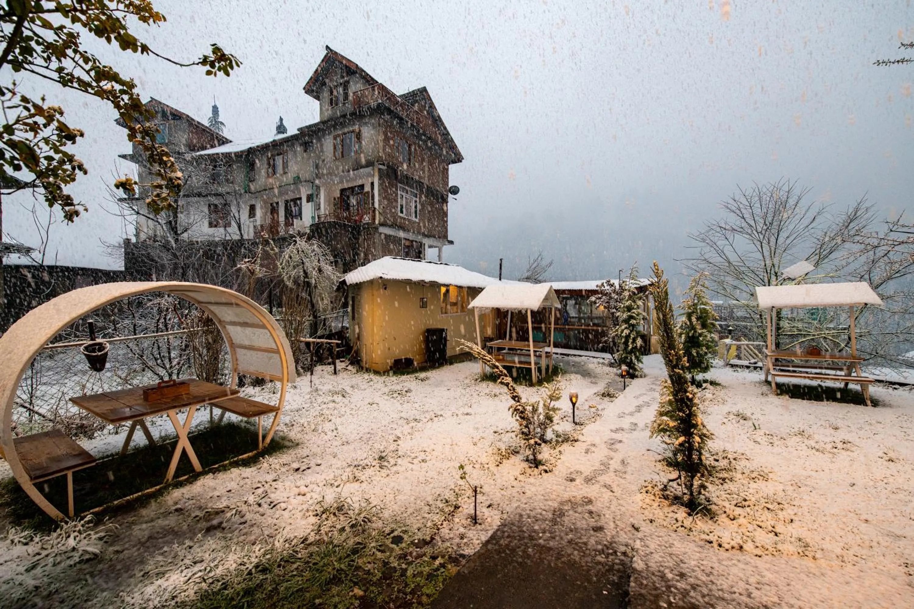 Property building in Beholden Stay & Cafe-Mountain View Boutique Stay in Old Manali