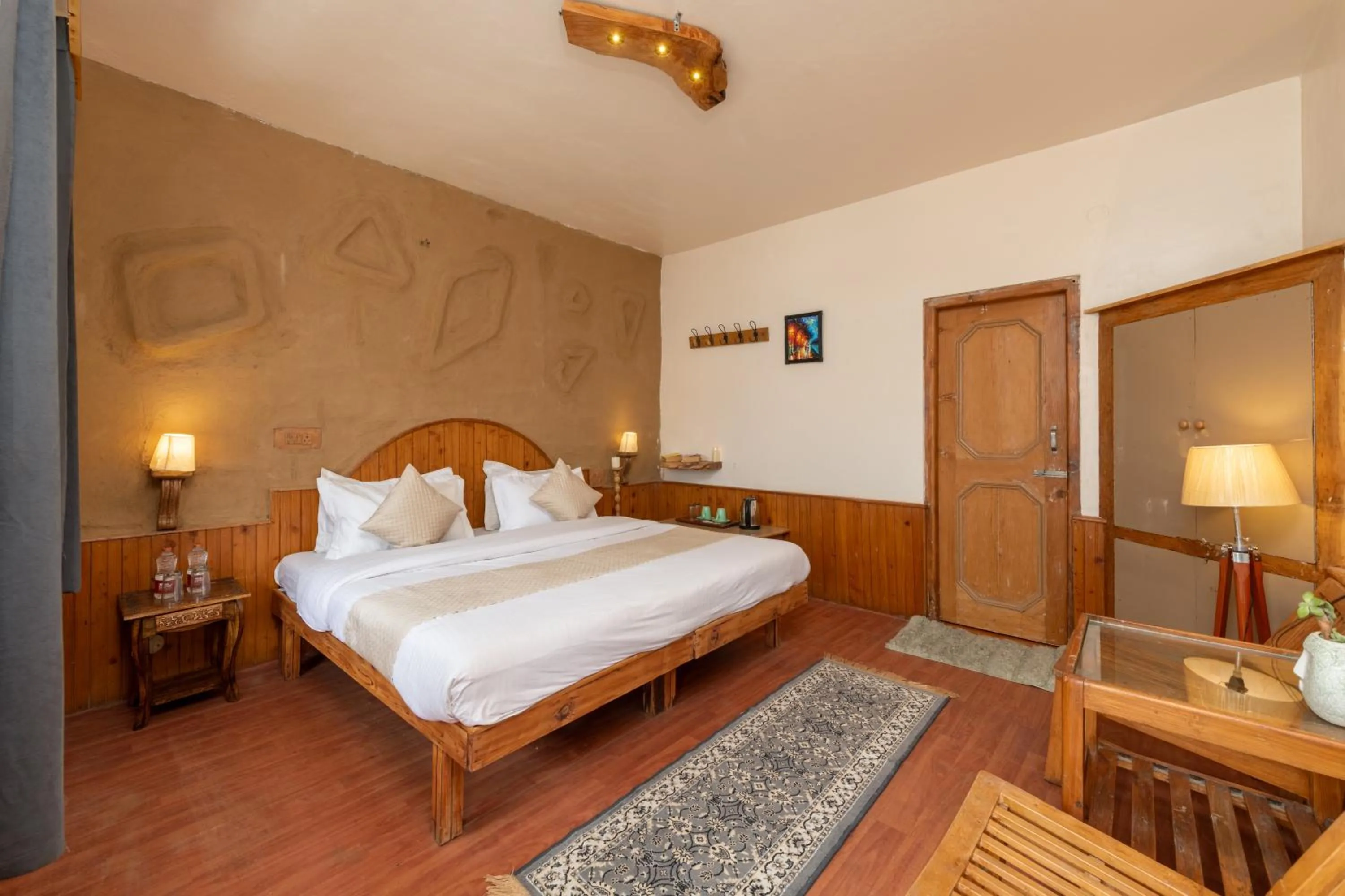 Bed in Beholden Stay & Cafe-Mountain View Boutique Stay in Old Manali
