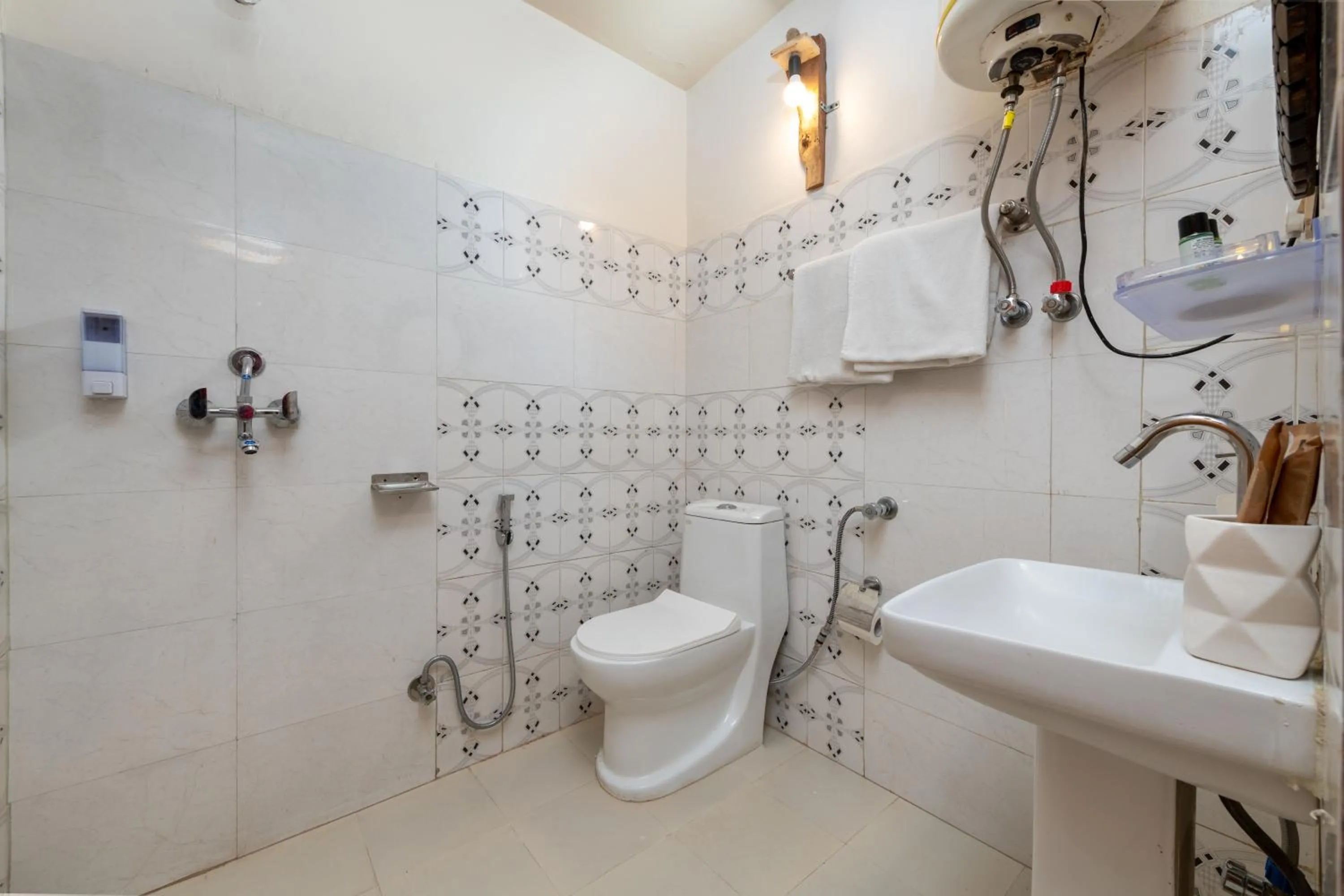 Shower in Beholden Stay & Cafe-Mountain View Boutique Stay in Old Manali
