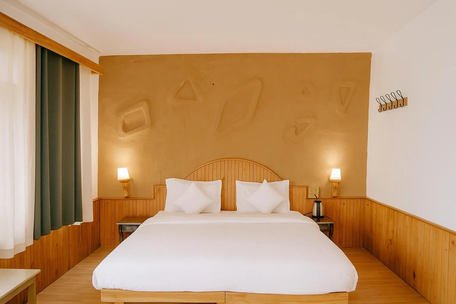 Bed in Beholden Stay And Cafe - A Luxury Boutique Hotel In Manali