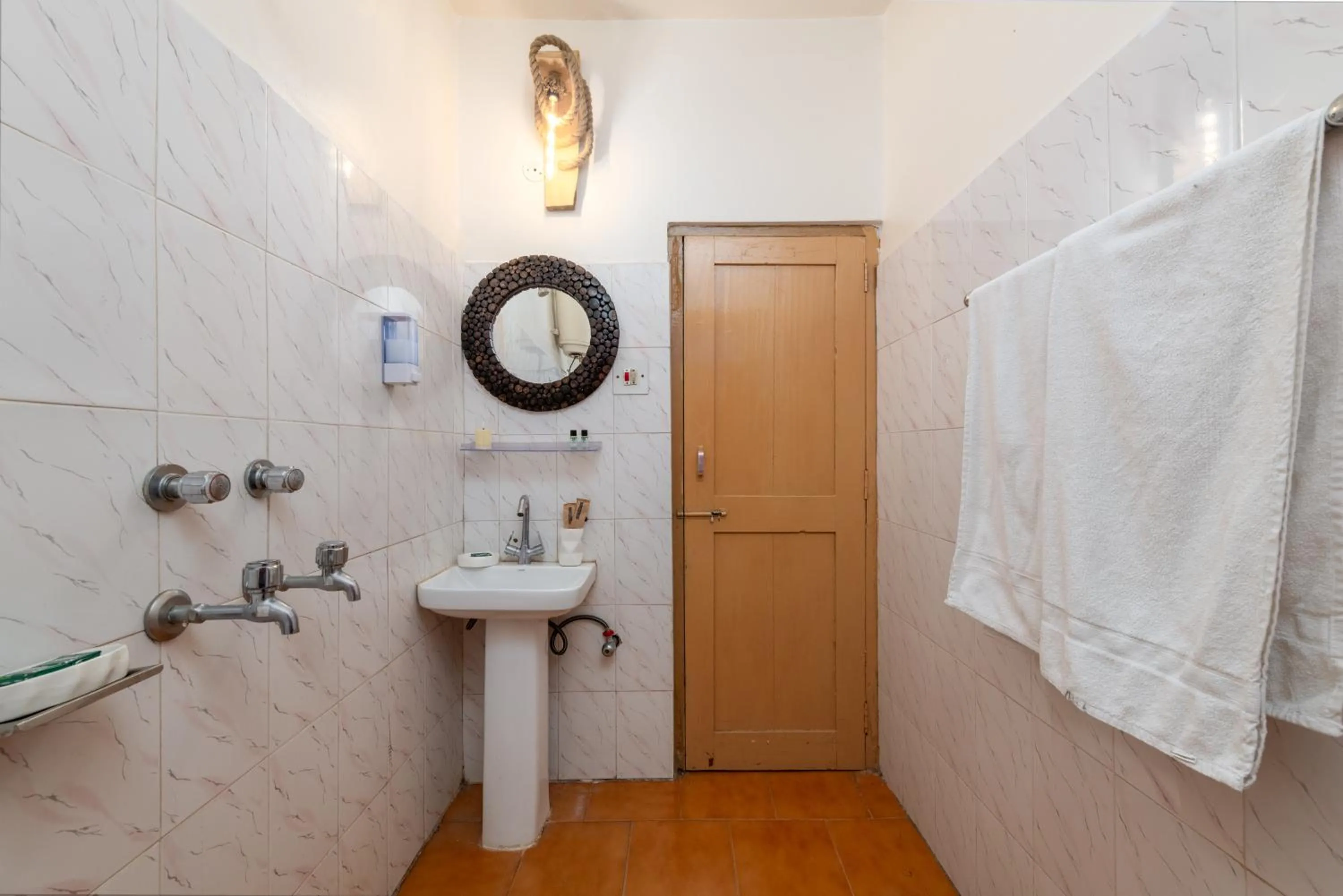 Bathroom in Beholden Stay & Cafe-Mountain View Boutique Stay in Old Manali