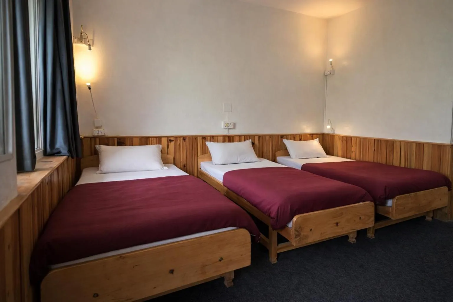 Bed in Beholden Stay & Cafe-Mountain View Boutique Stay in Old Manali