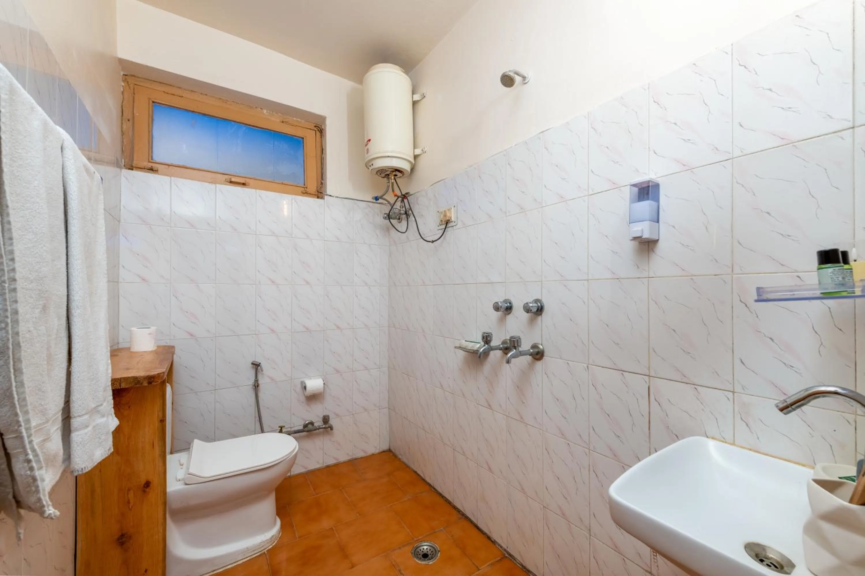 Bathroom in Beholden Stay & Cafe-Mountain View Boutique Stay in Old Manali