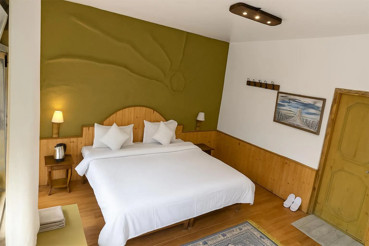 Bed in Beholden Stay And Cafe - A Luxury Boutique Hotel In Manali