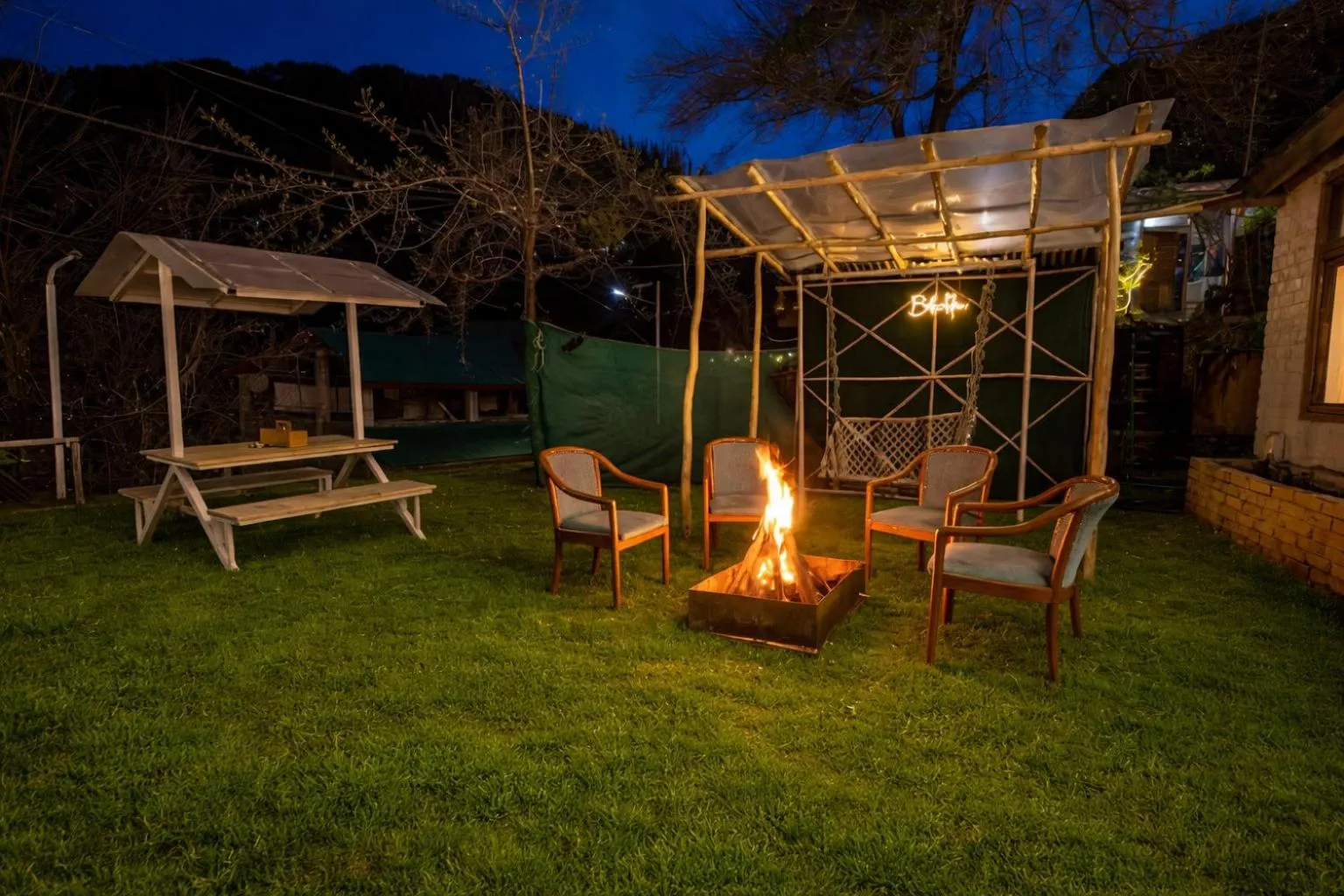 Property building in Beholden Stay & Cafe-Mountain View Boutique Stay in Old Manali