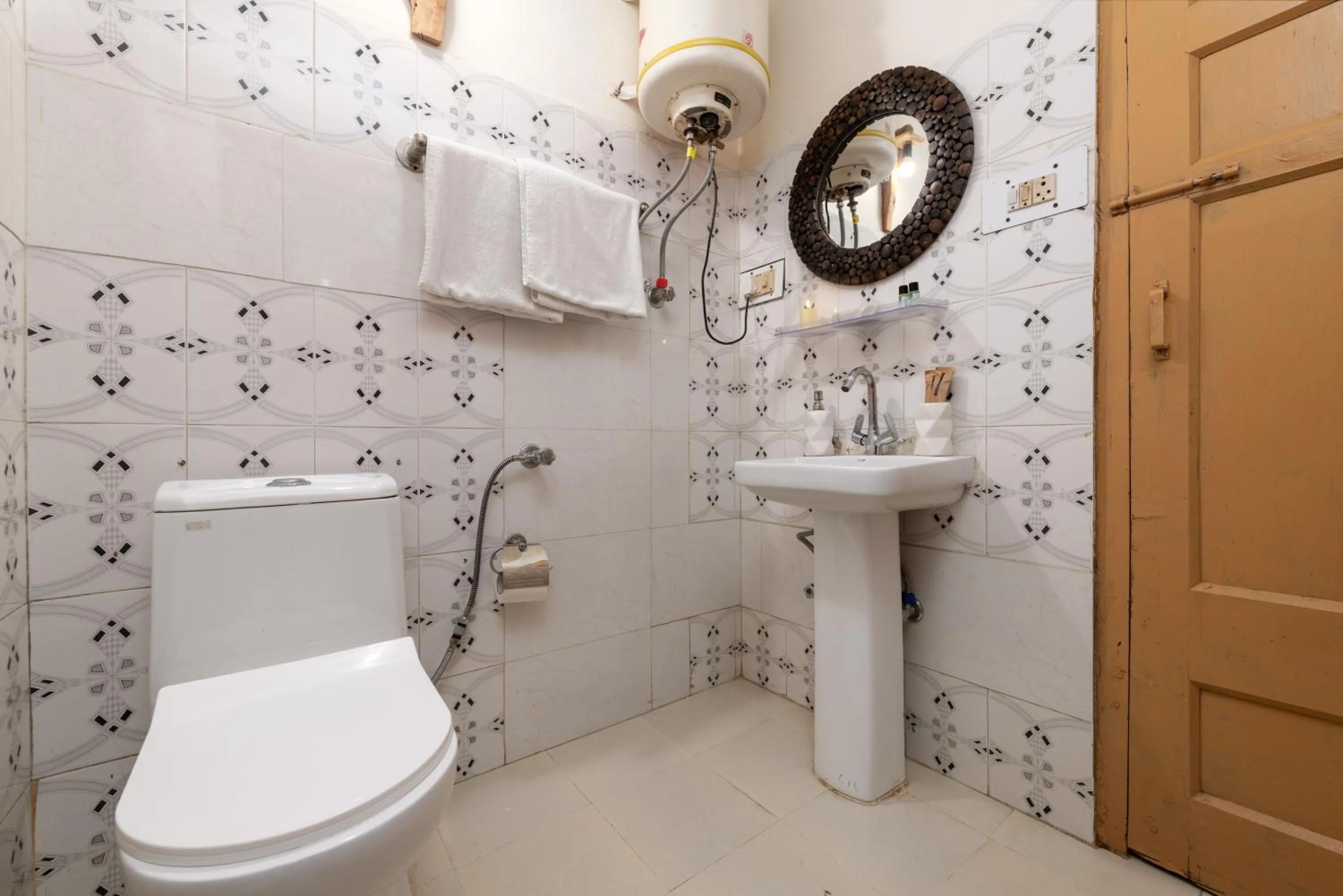 Bathroom in Beholden Stay & Cafe-Mountain View Boutique Stay in Old Manali