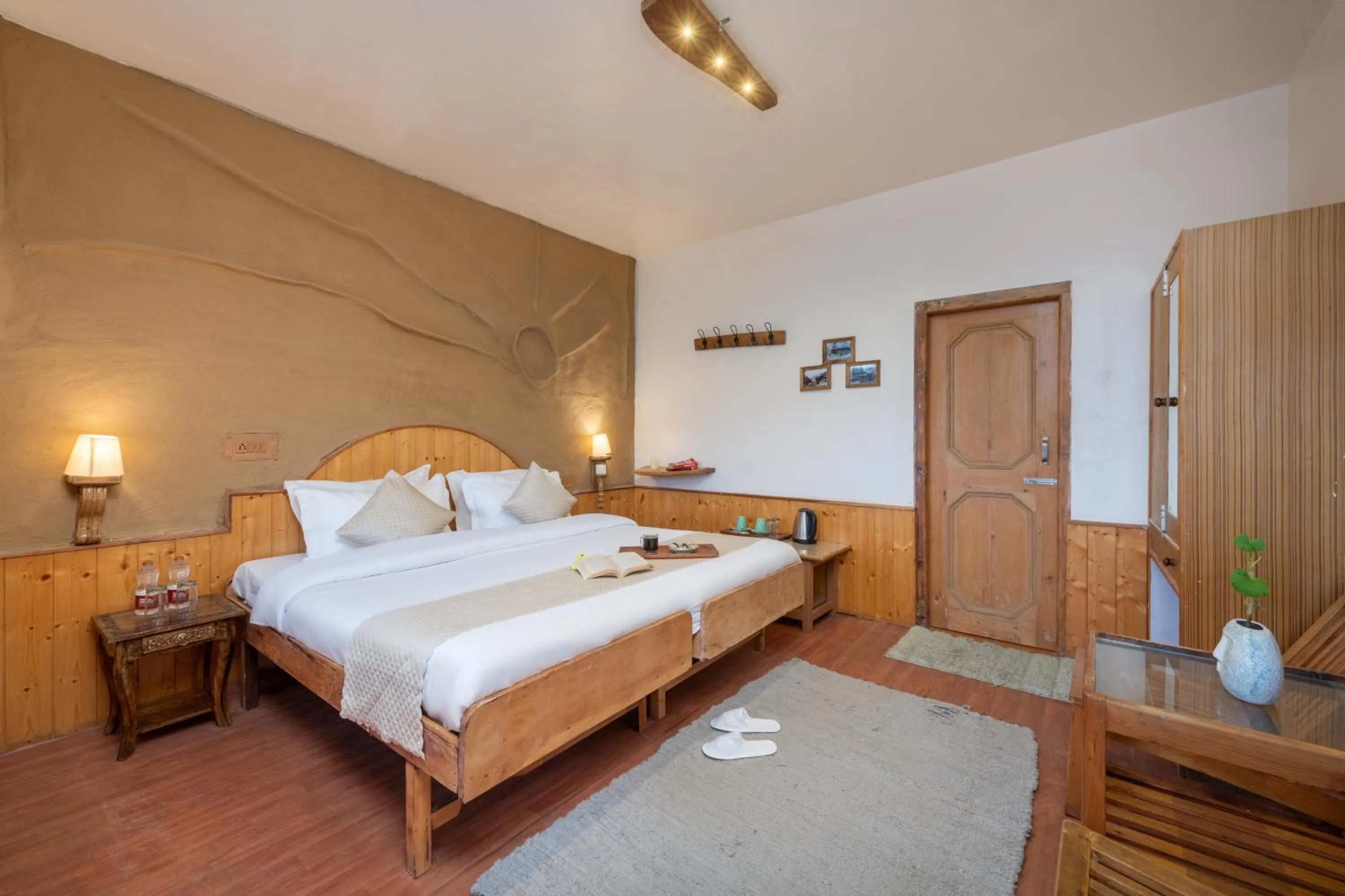 Bed in Beholden Stay & Cafe-Mountain View Boutique Stay in Old Manali