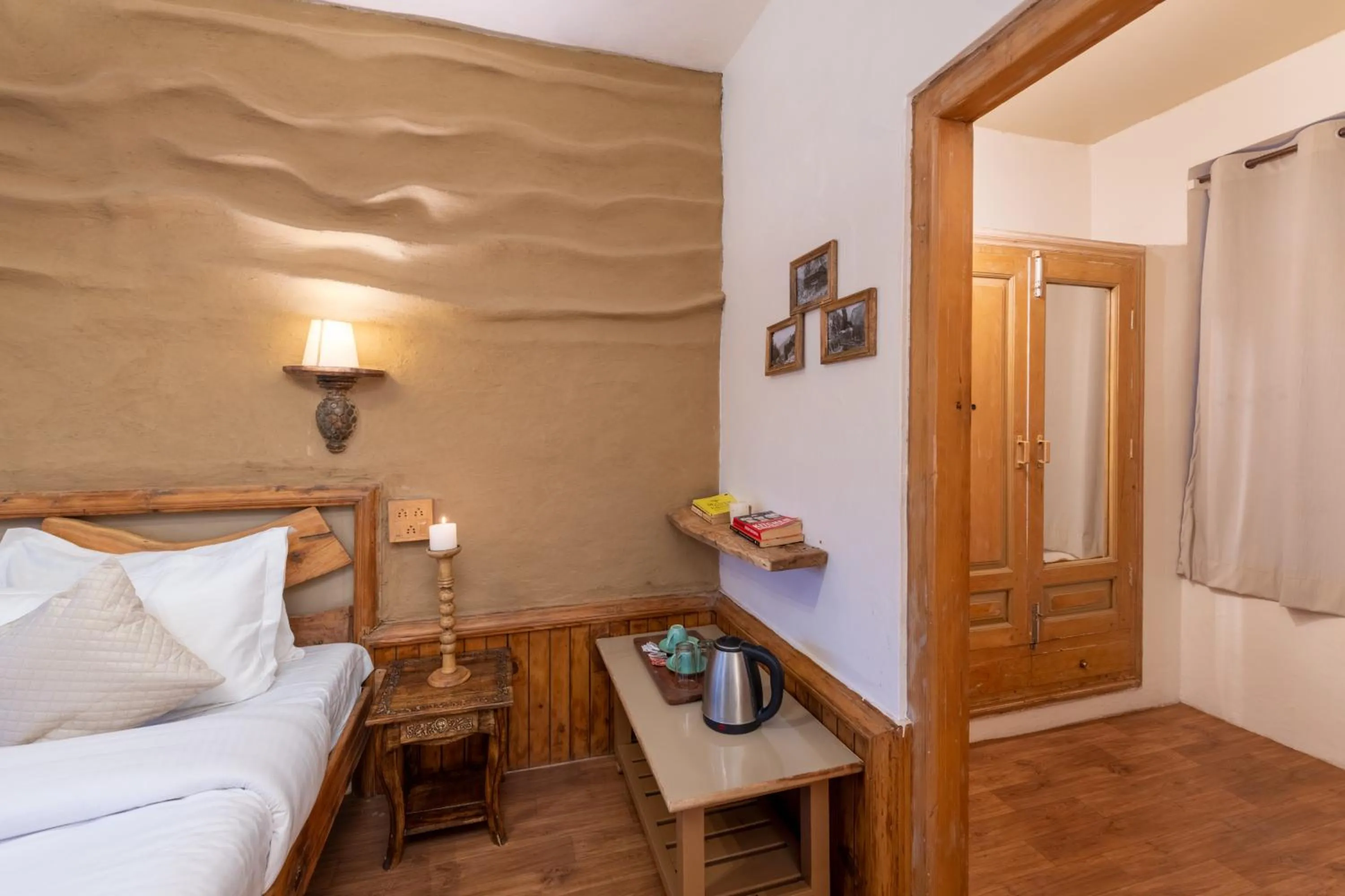 Bed in Beholden Stay & Cafe-Mountain View Boutique Stay in Old Manali