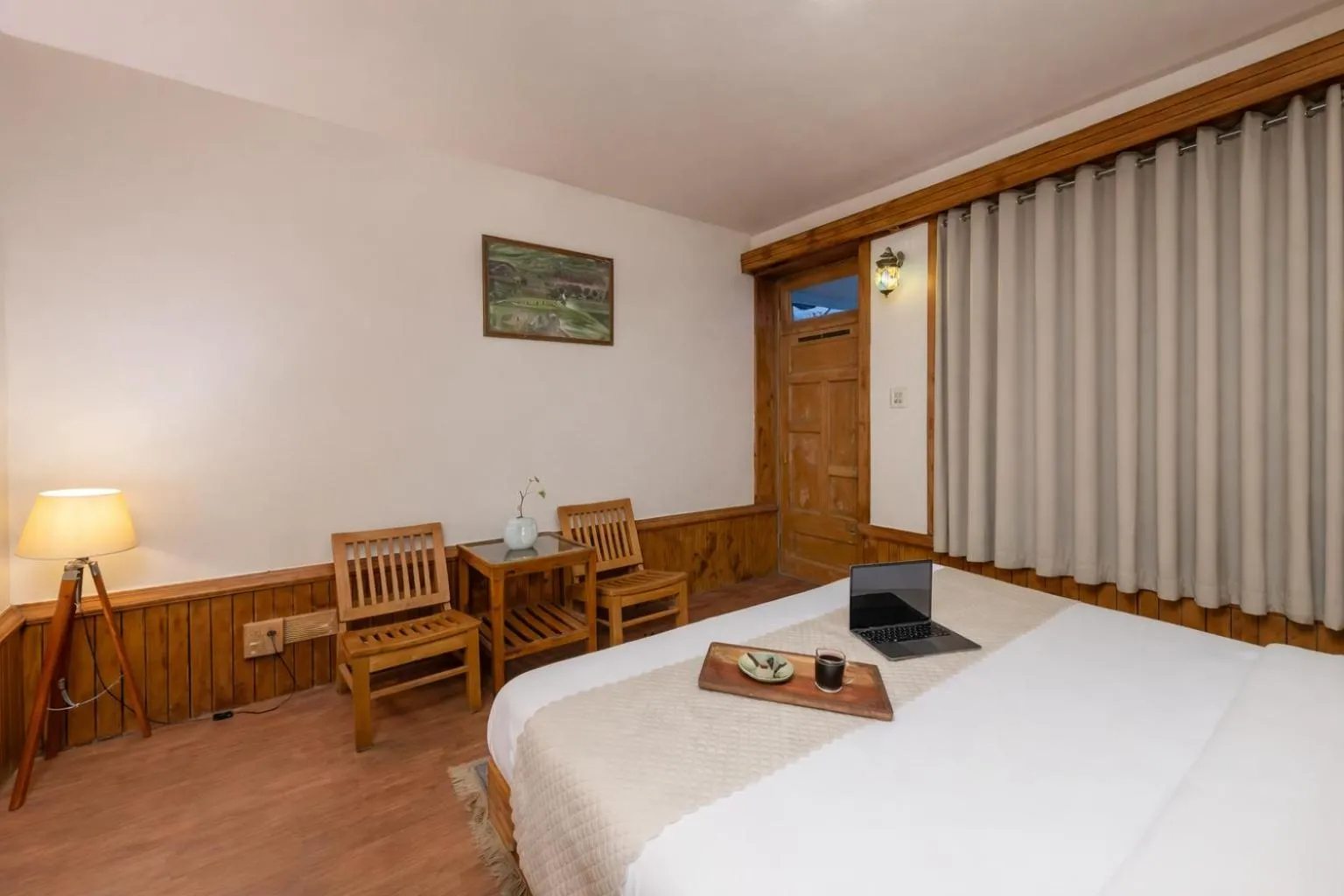Bed in Beholden Stay & Cafe-Mountain View Boutique Stay in Old Manali