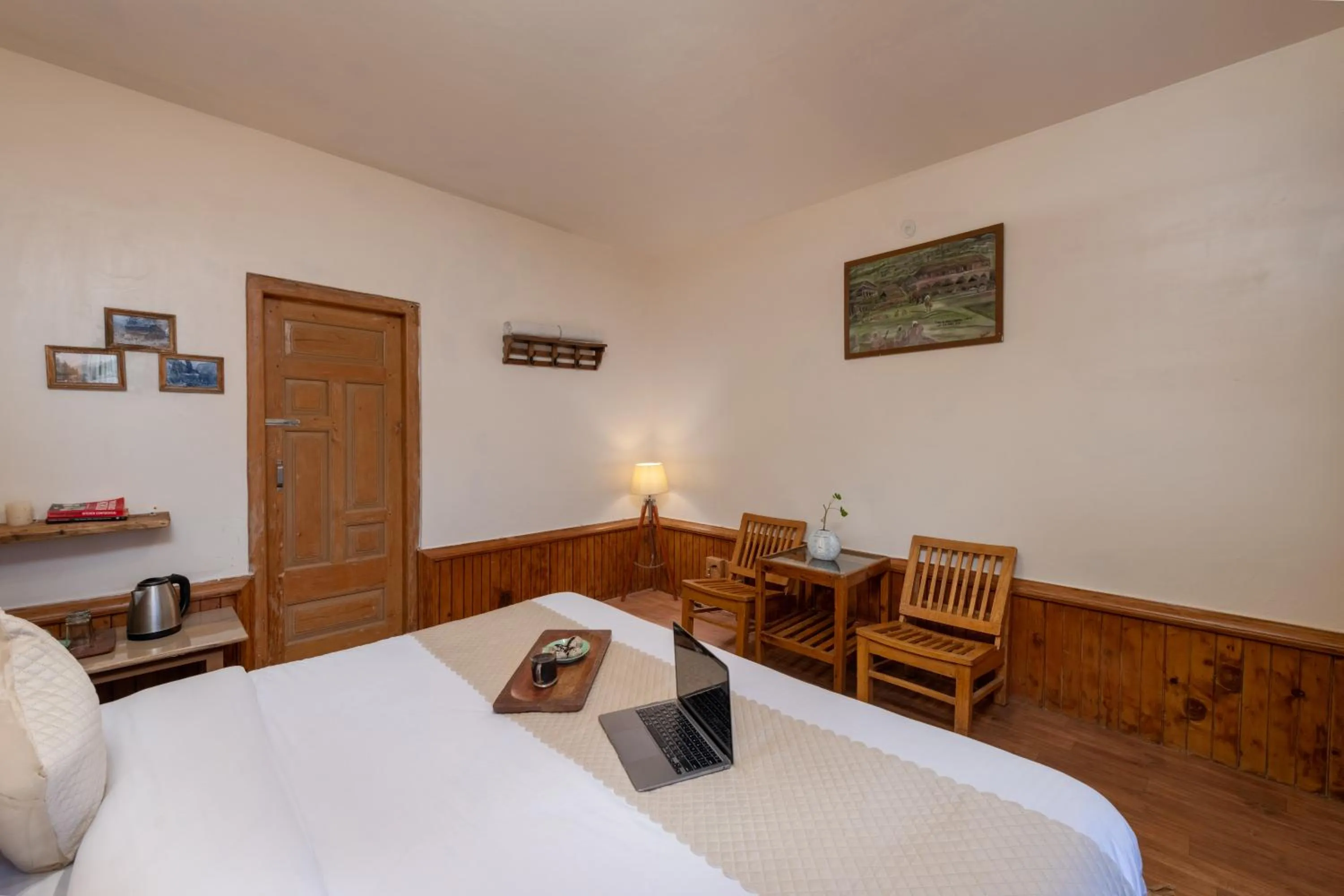 Bed in Beholden Stay & Cafe-Mountain View Boutique Stay in Old Manali