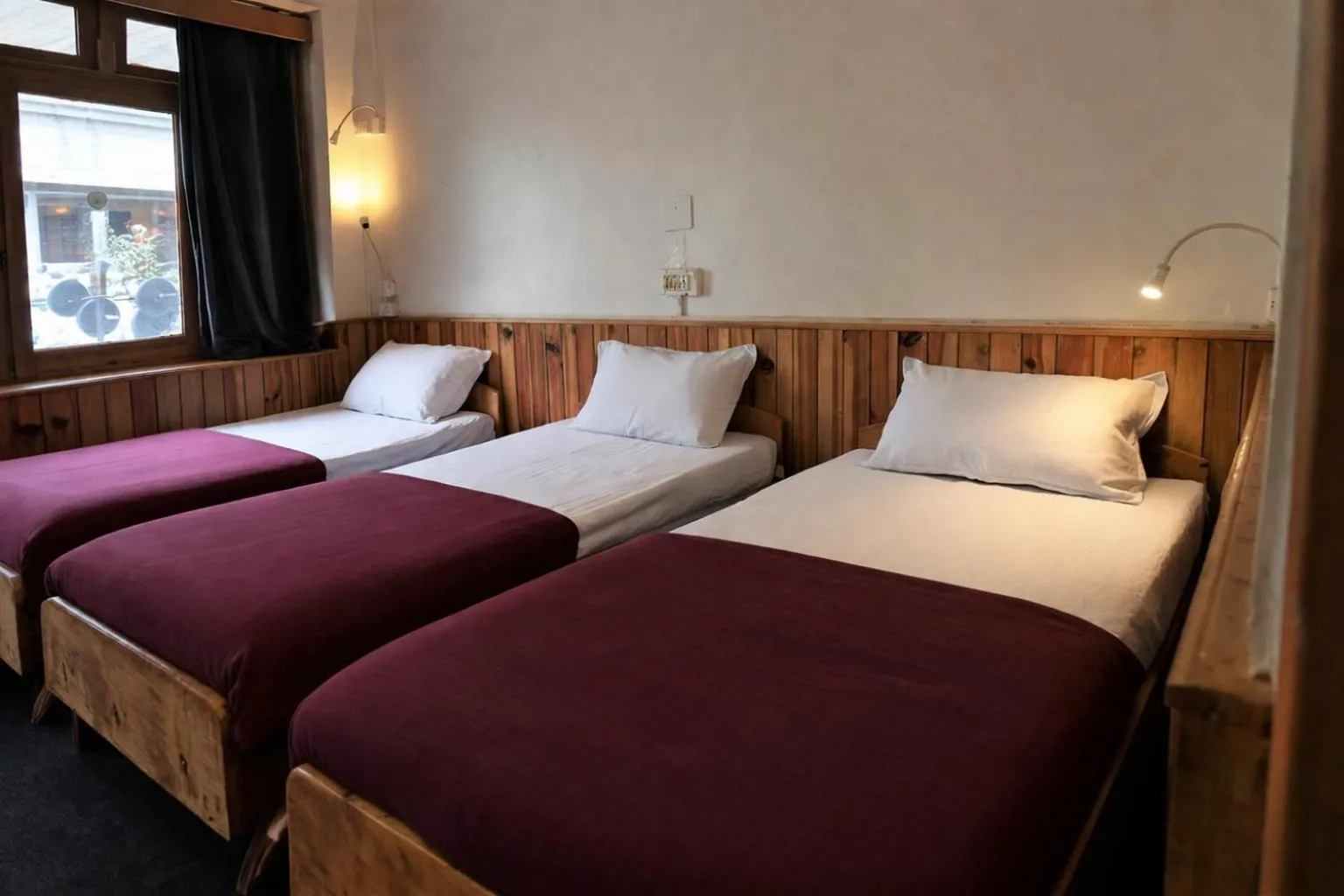 Bed in Beholden Stay & Cafe-Mountain View Boutique Stay in Old Manali