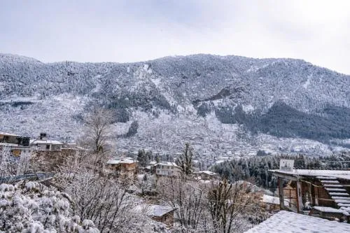 Property building in Beholden Stay & Cafe-Mountain View Boutique Stay in Old Manali