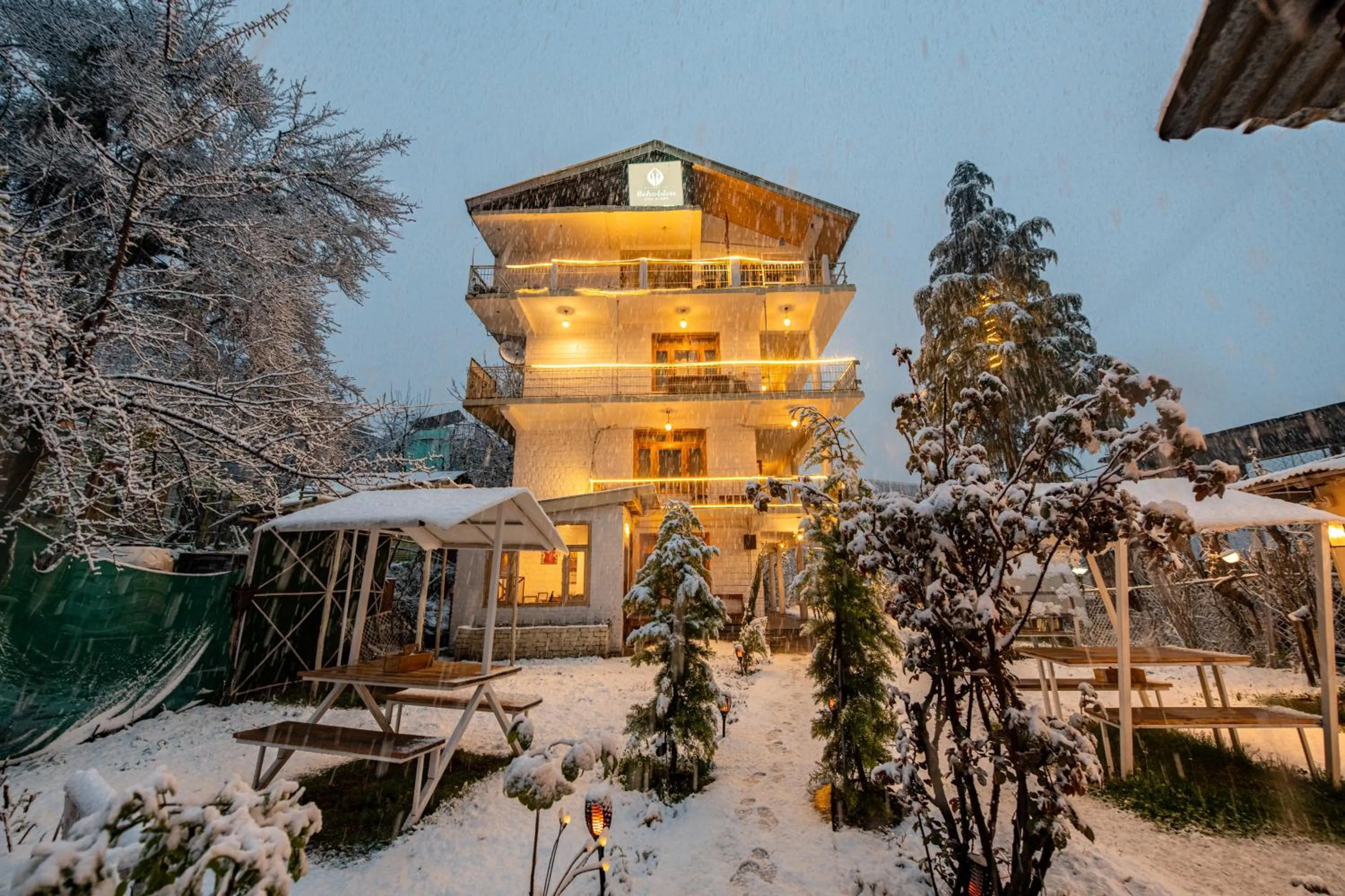 Property building in Beholden Stay & Cafe-Mountain View Boutique Stay in Old Manali