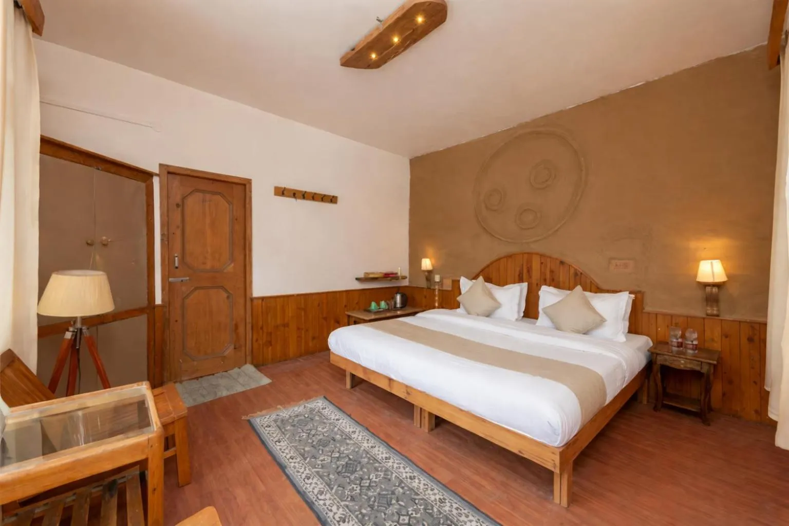 Bed in Beholden Stay & Cafe-Mountain View Boutique Stay in Old Manali