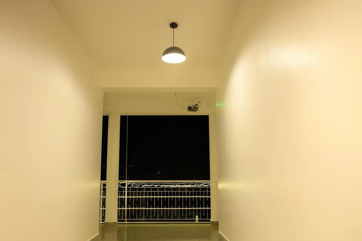 Lounge or bar in Beholden Stay And Cafe - A Luxury Boutique Hotel In Manali