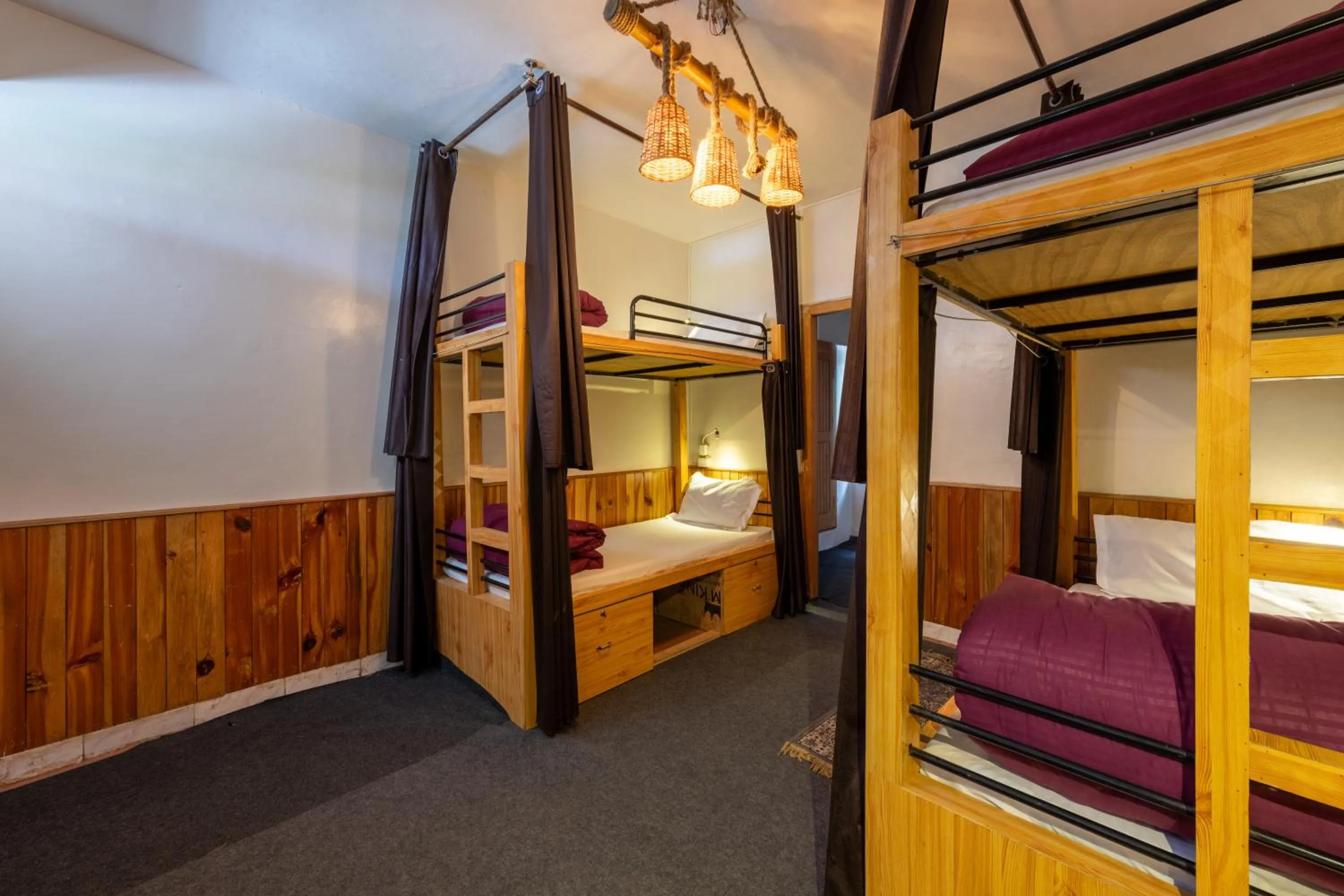 Bed in Beholden Stay & Cafe-Mountain View Boutique Stay in Old Manali