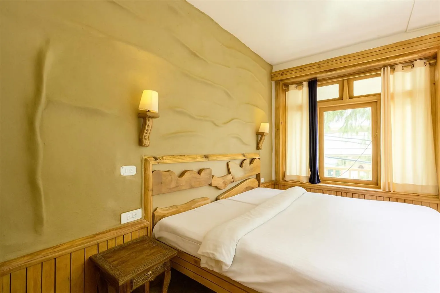 Bedroom, Bed in Beholden Stay And Cafe - A Luxury Boutique Hotel In Manali