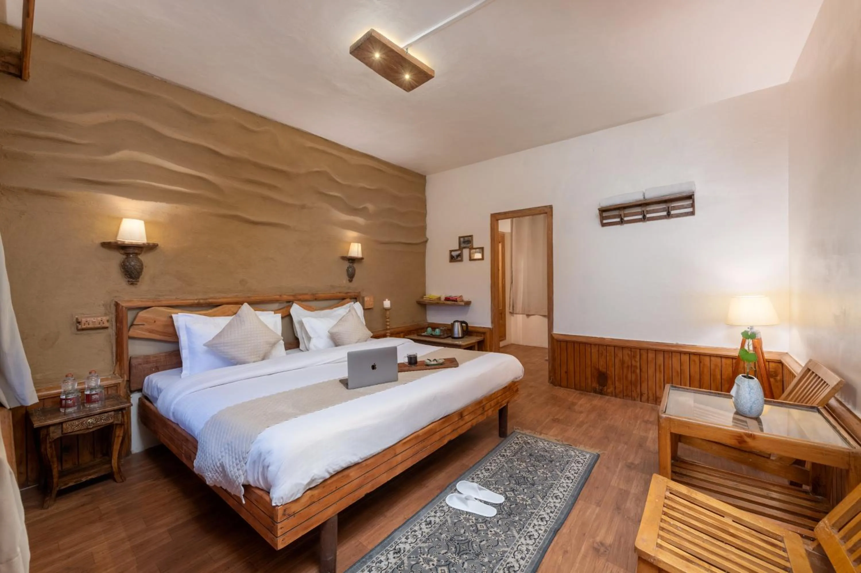 Bed in Beholden Stay & Cafe-Mountain View Boutique Stay in Old Manali