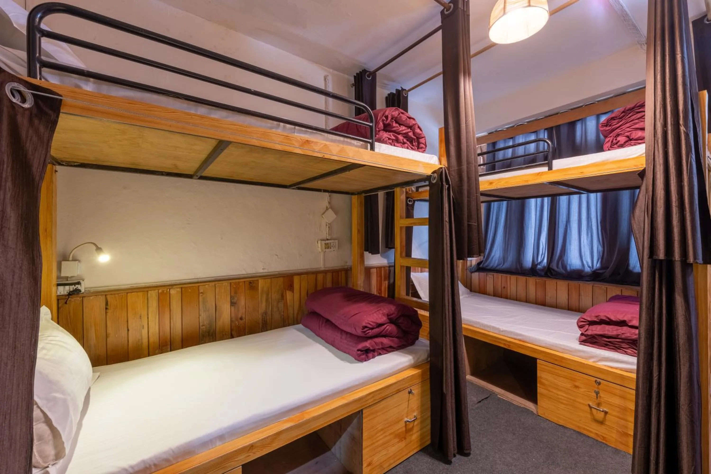 Bed in Beholden Stay & Cafe-Mountain View Boutique Stay in Old Manali