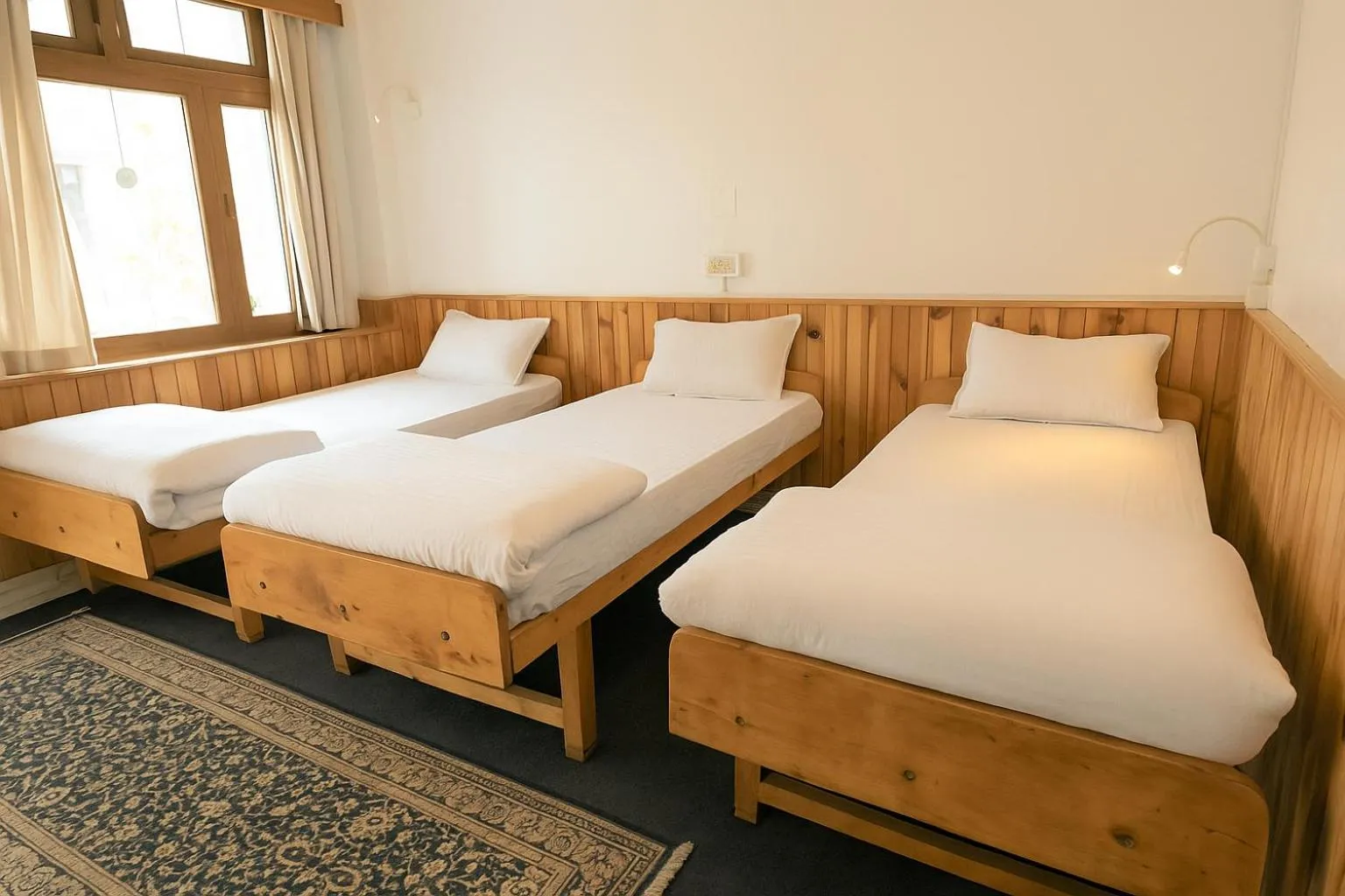 Bed in Beholden Stay & Cafe-Mountain View Boutique Stay in Old Manali