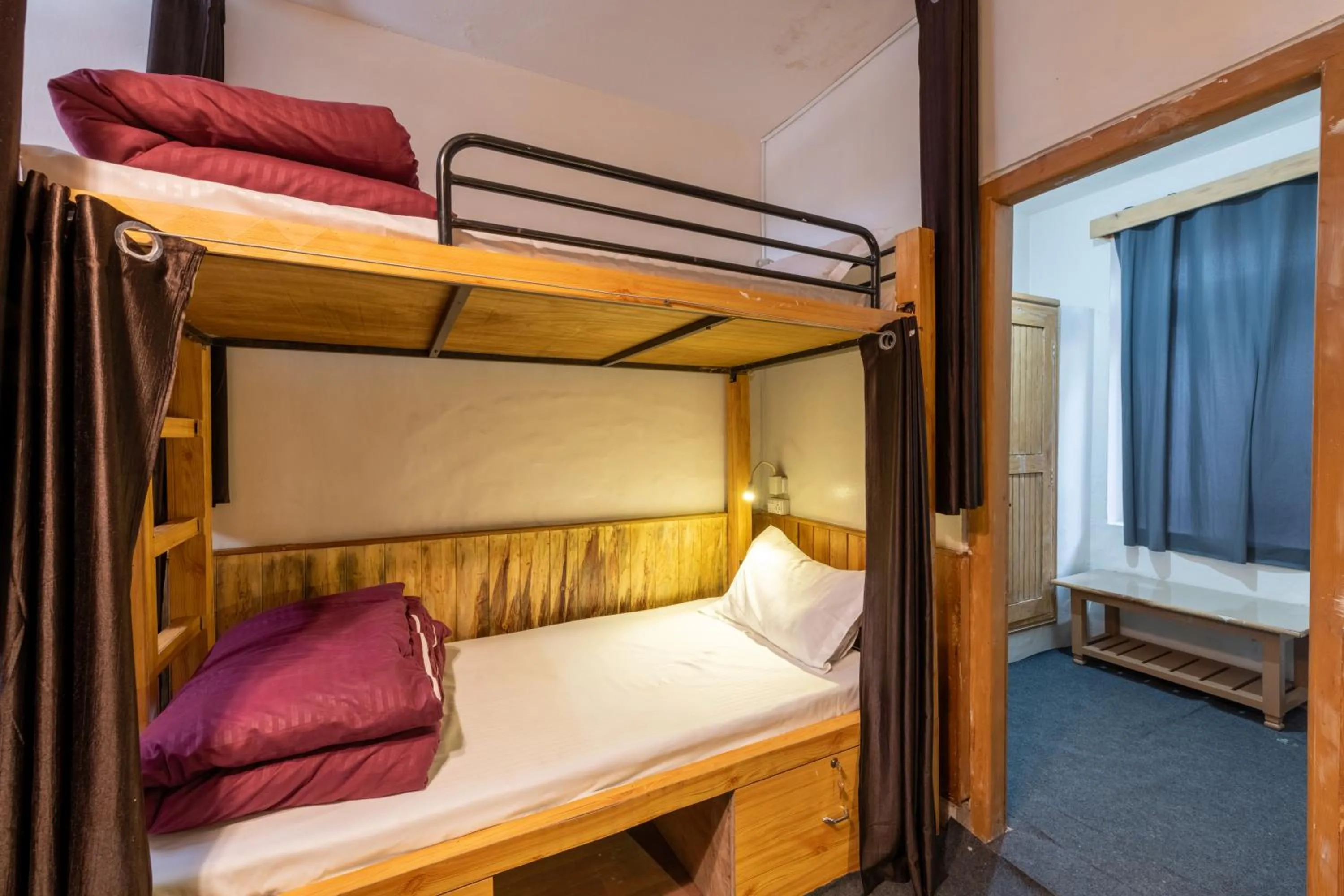 Bed in Beholden Stay & Cafe-Mountain View Boutique Stay in Old Manali