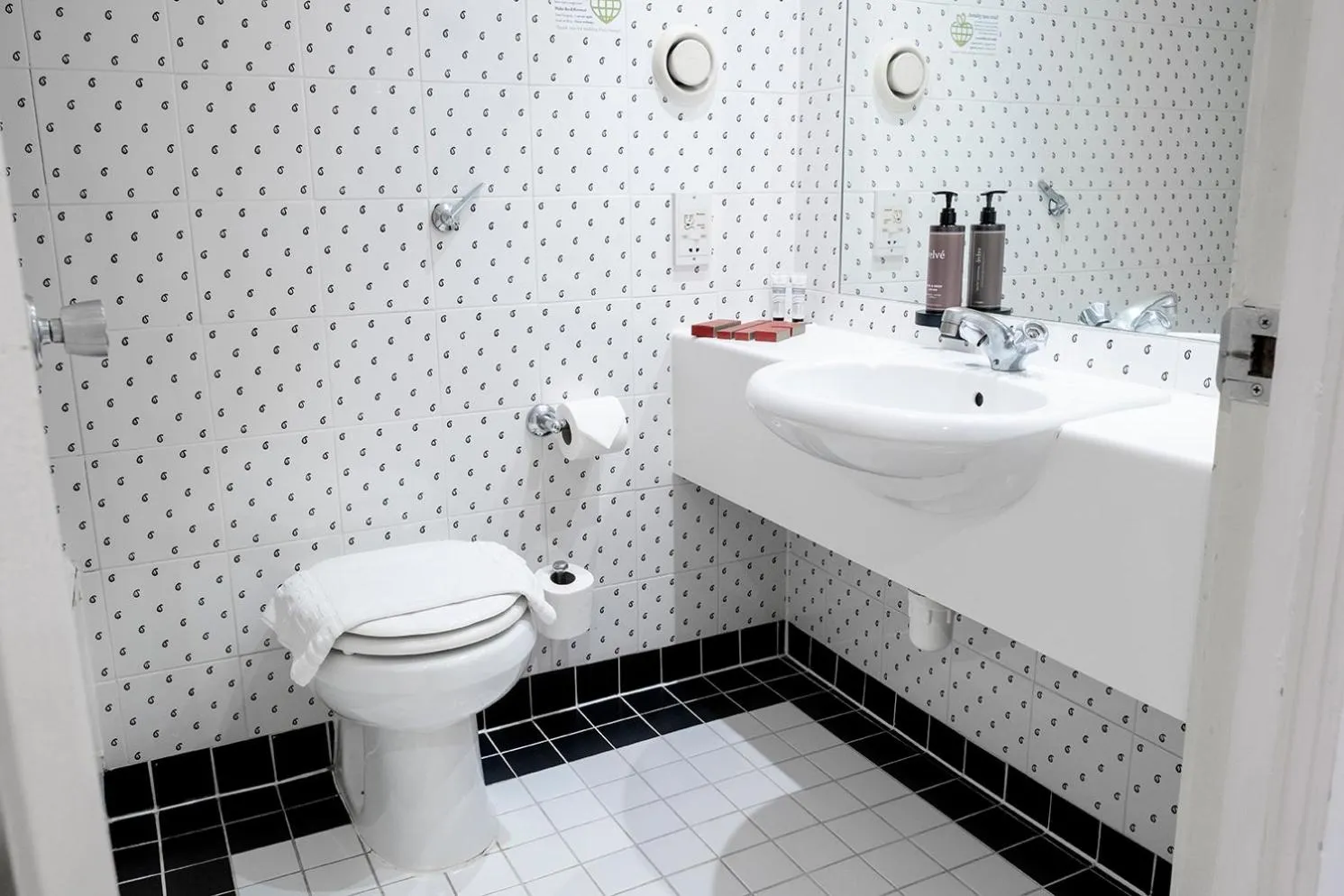 Bathroom in Muthu Glasgow River Hotel