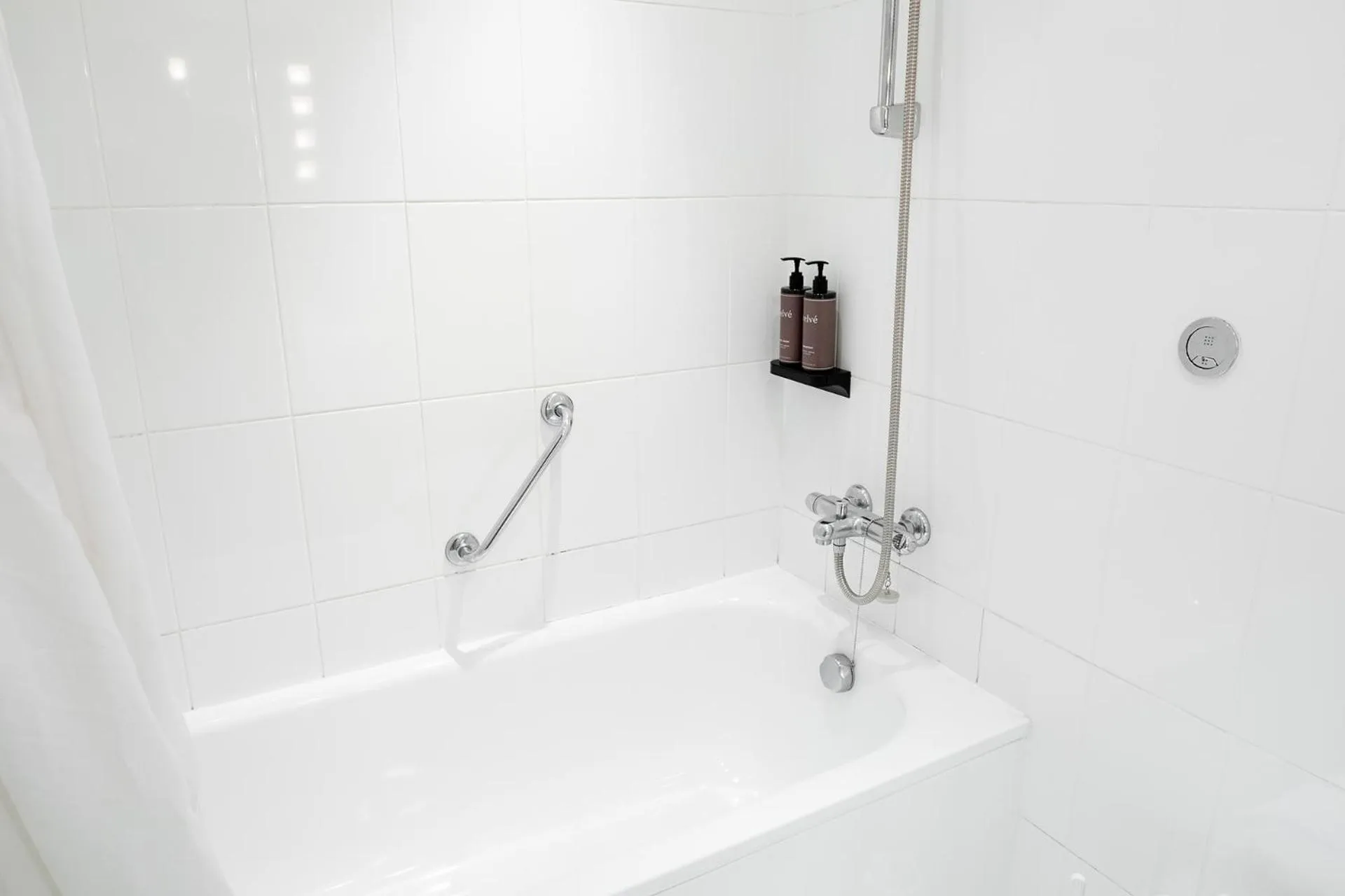 Bathroom in Muthu Glasgow River Hotel