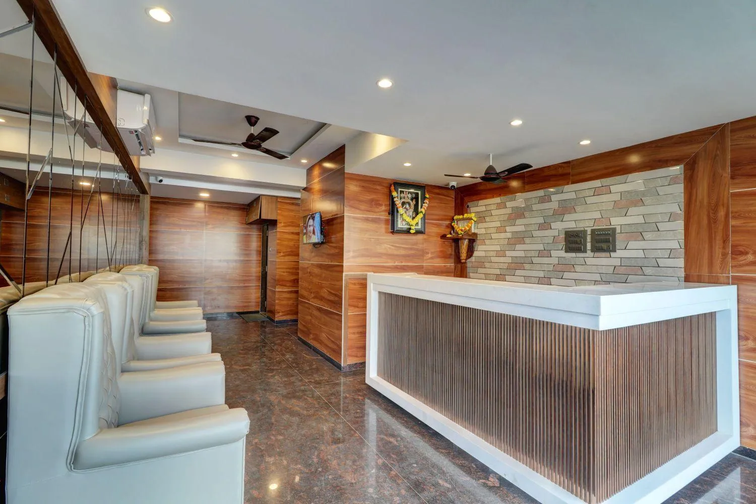 Lobby or reception in Hotel Flysky Rooms & Banquets